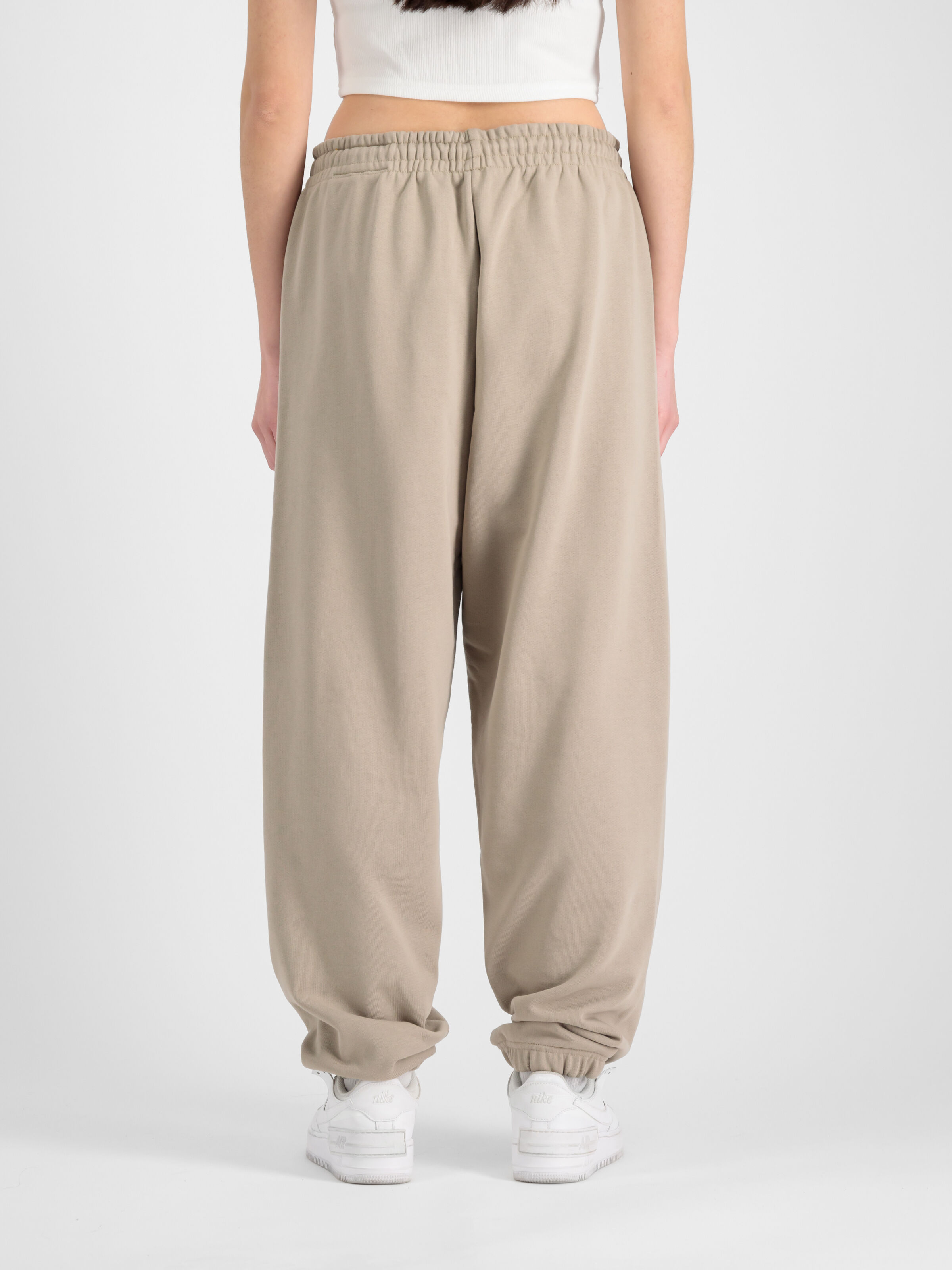 Alpha Essentials Rubber Logo Jogger Women vintage sand 146050_679_2_model_00005_98325