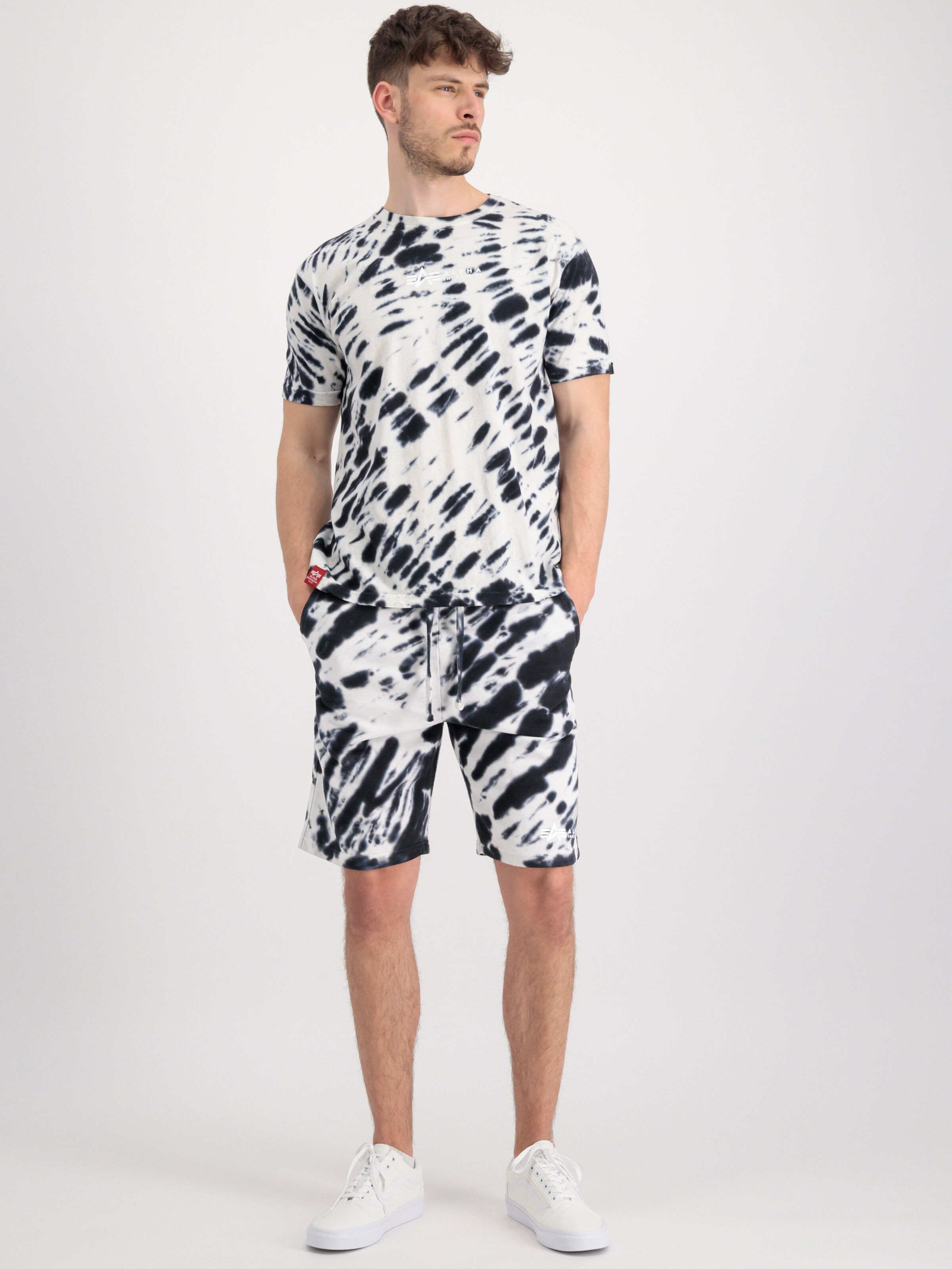 Tie Dye Short black 106361_03_alpha_industries_tye_dye_shorts_005_182911