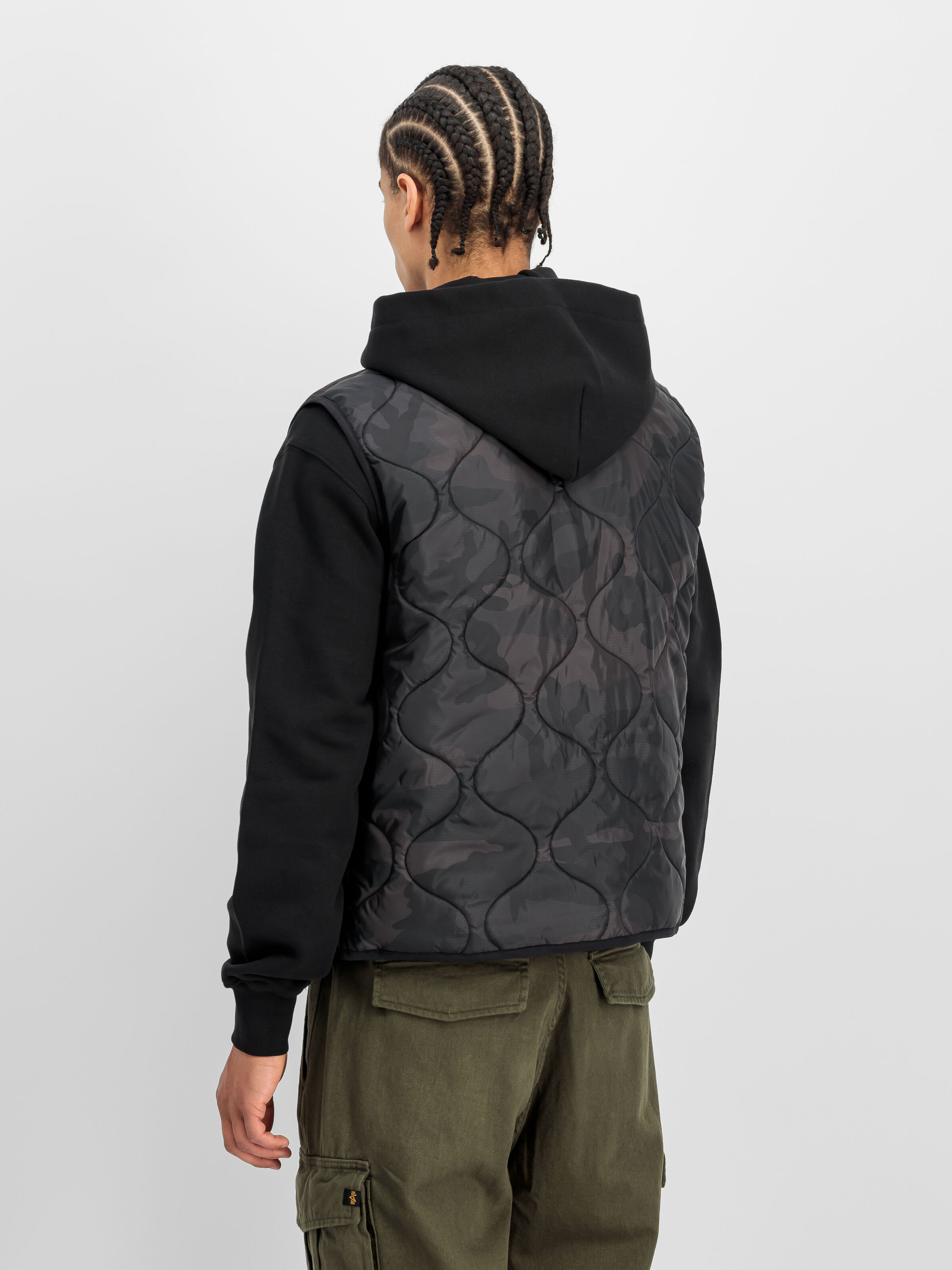 Q-1 Camo Vest black camo 266107C_125_2_model_00003_235468