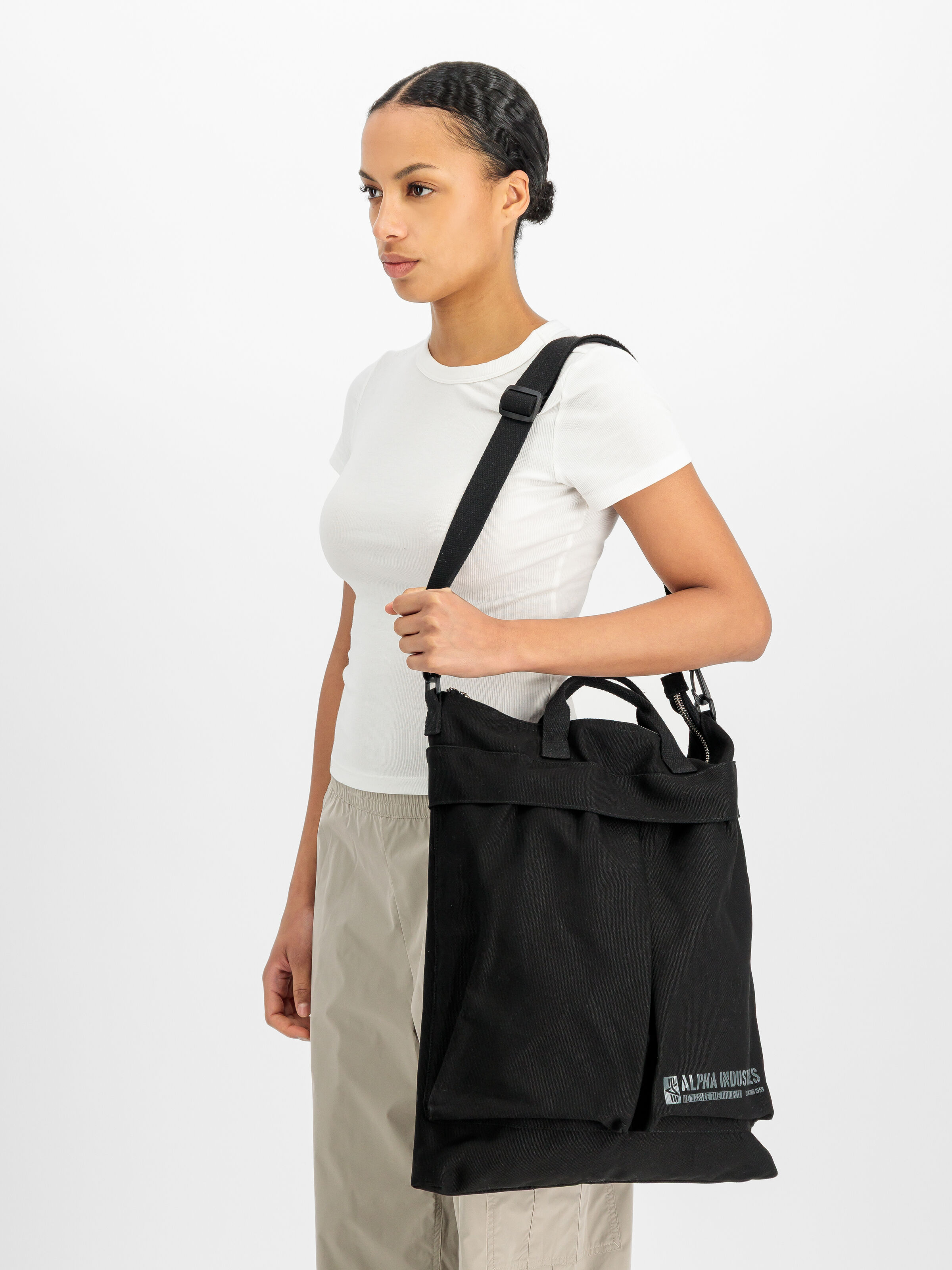 Helmet Canvas Bag black 268945_03_2_model_00001_230615