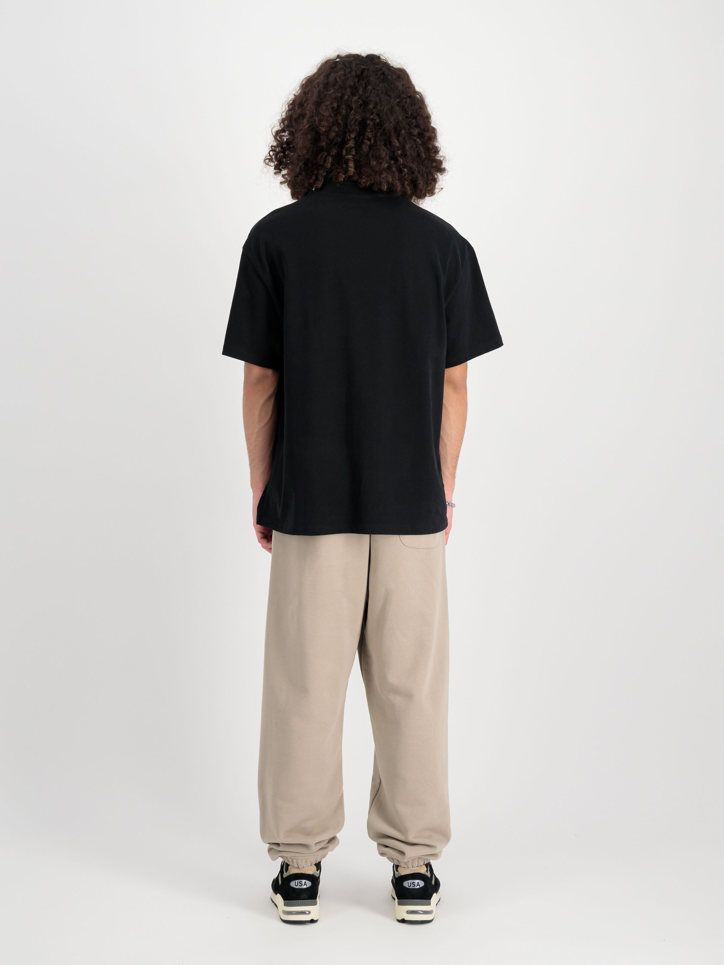Alpha Essentials Rubber Logo Jogger vintage sand 146364_679_2_model_00002_99725