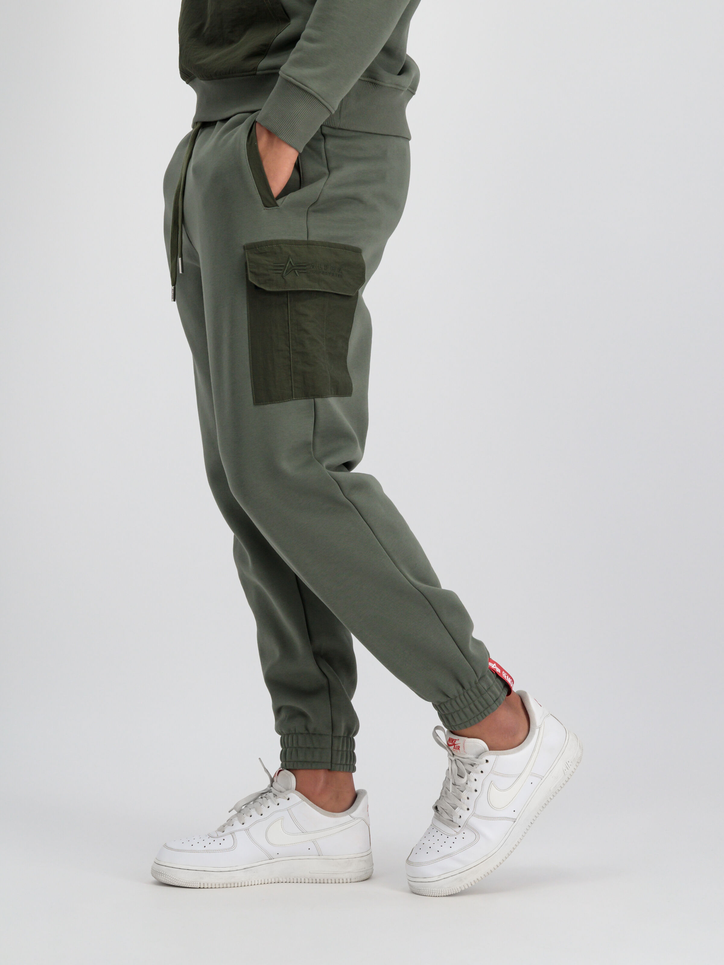 108363_142_alpha_industries_sweat_nylon_cargo_jogger_002_182039
