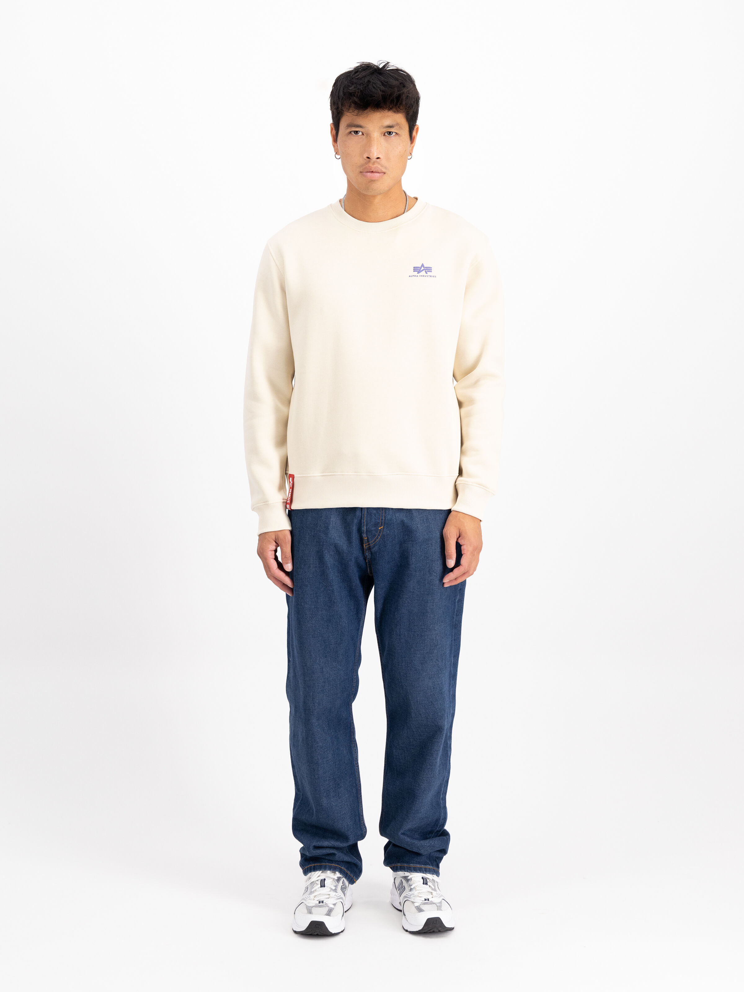 Basic Small Logo Sweatshirt vintage white 188307_300_2_model_00001_117700