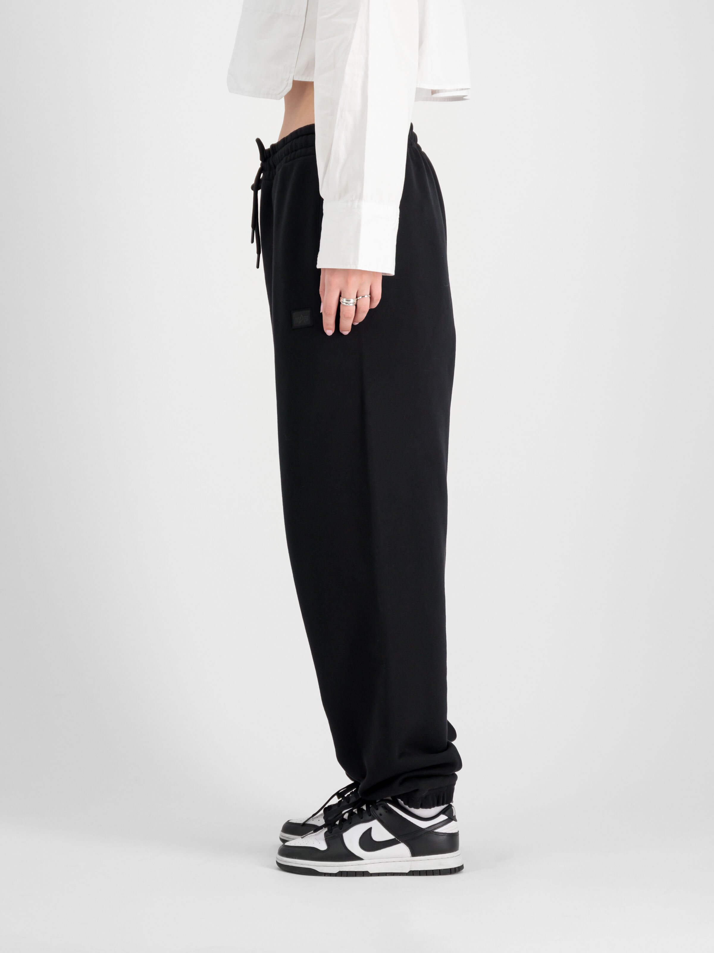 Alpha Essentials Rubber Logo Jogger Women black 146050_03_2_model_00004_98311