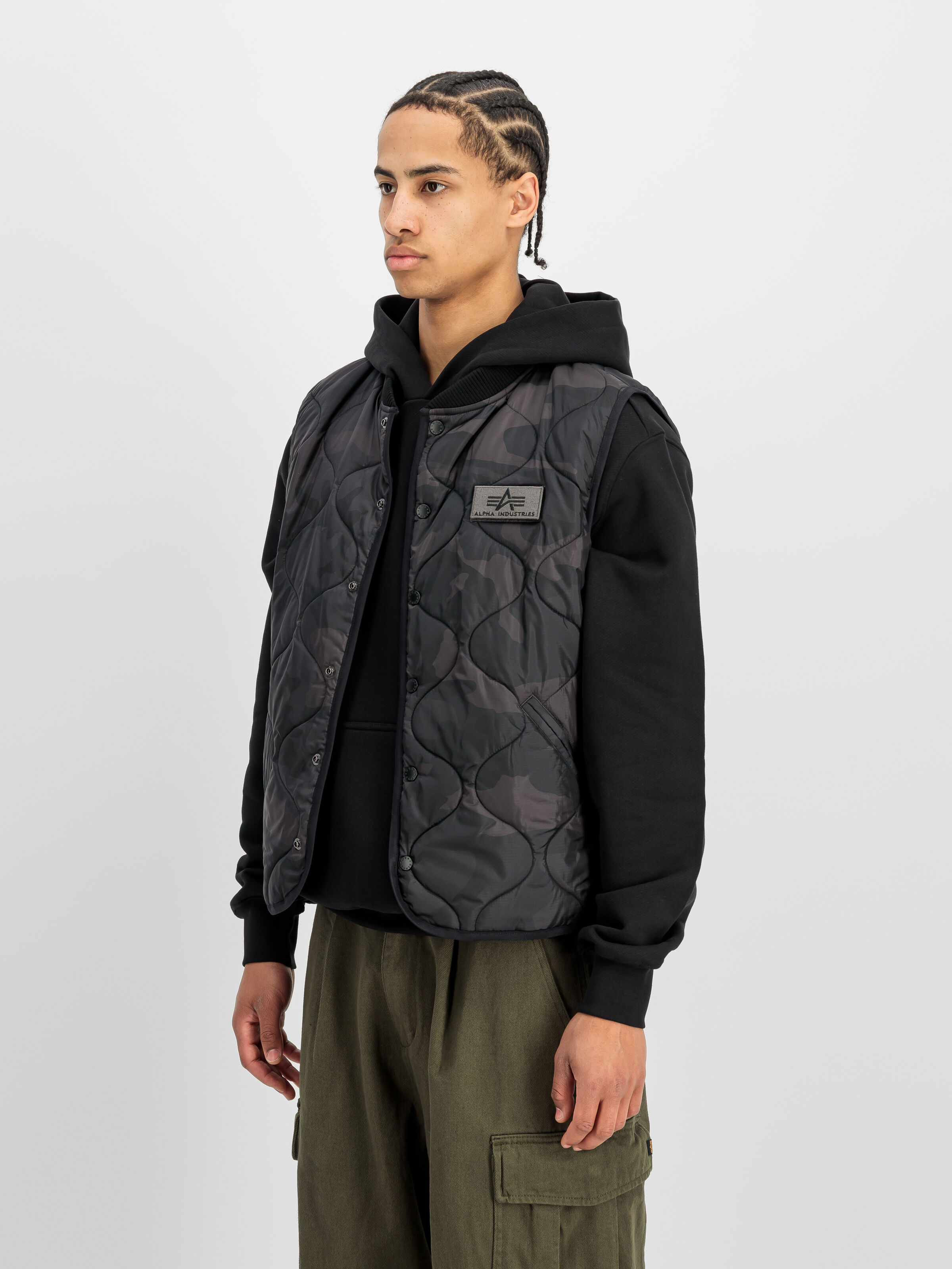 Q-1 Camo Vest black camo 266107C_125_2_model_00002_235467