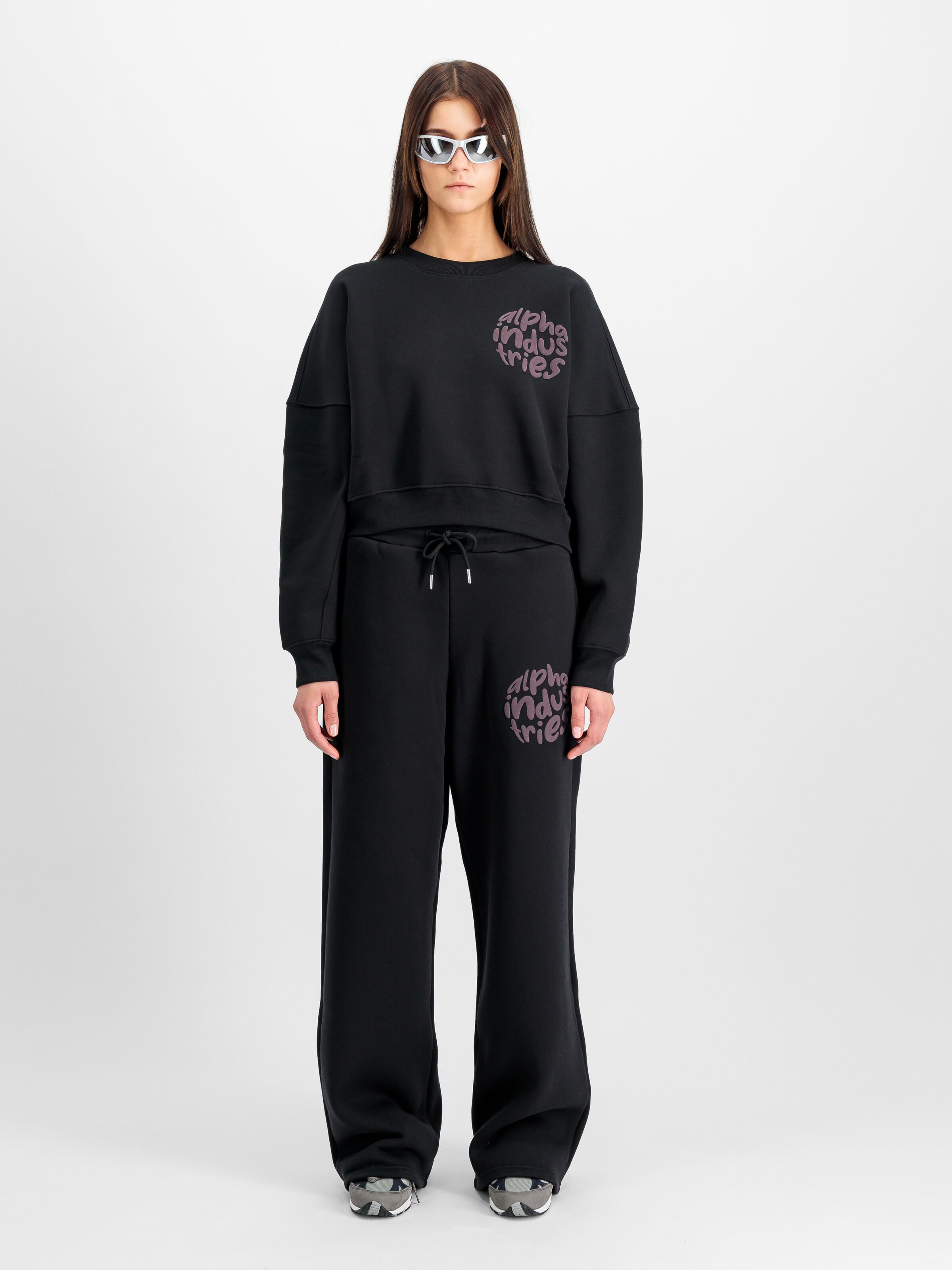 Logo Sweatshirt Women black 148030_03_2_model_00001_103917