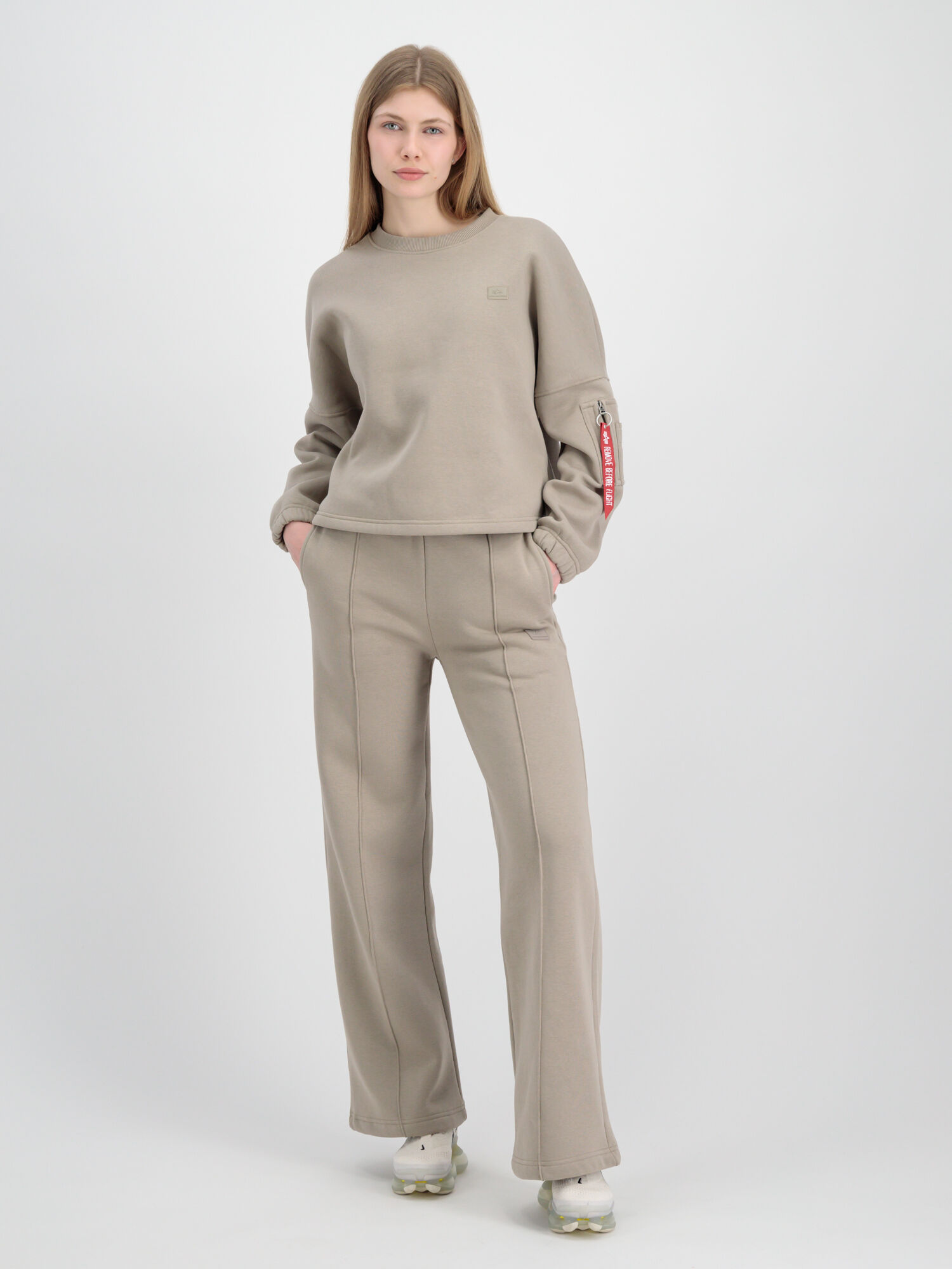 X-Fit Label Wide Women Jogger vintage sand 138051_679_alpha_industries_x_fit_label_wide_jogger_wmn_003_243370
