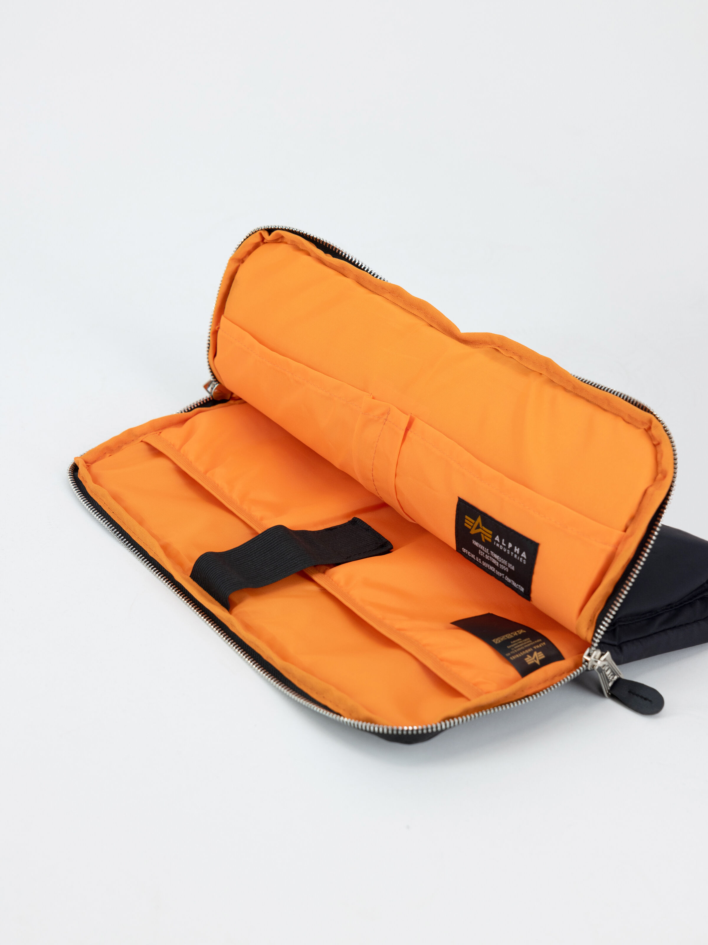 Label Notebook Bag black 108942_03_alpha_industries_label_notebook_bag_005_183106