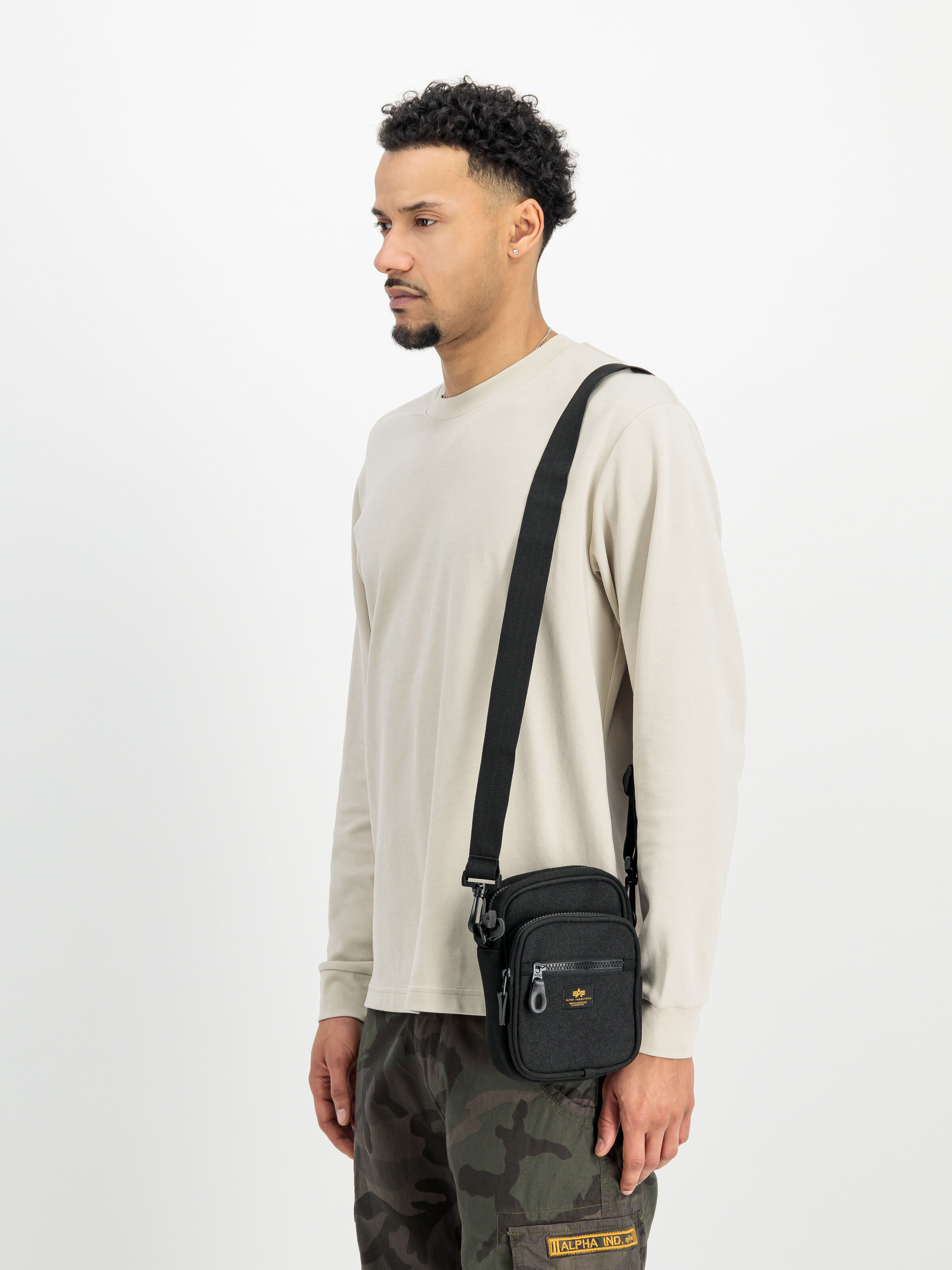 Label Messenger Small Bag black 156941_03_2_model_00001_153114