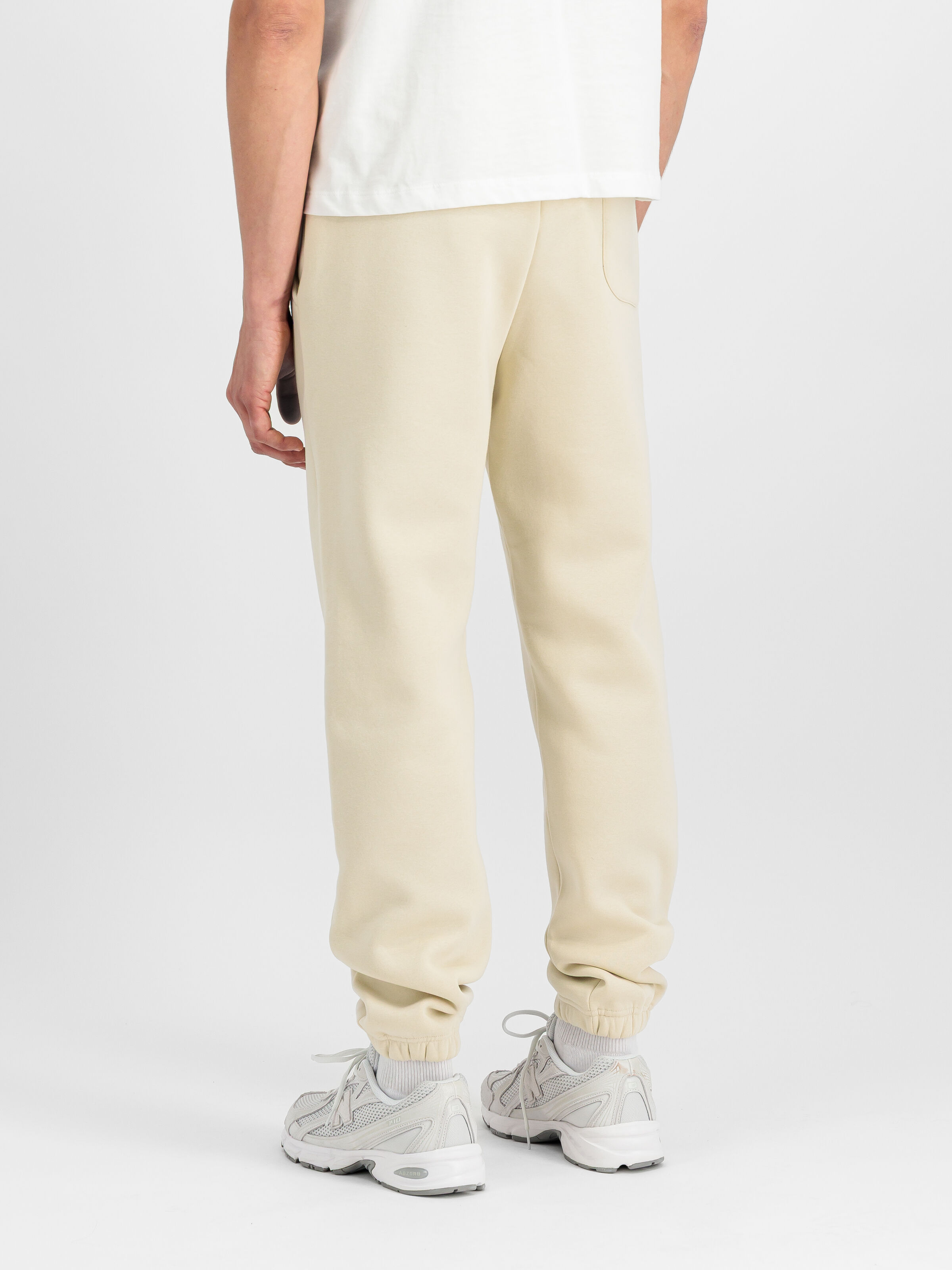 Basic Small Logo II Jogger vintage white 156370_300_2_model_00003_190005