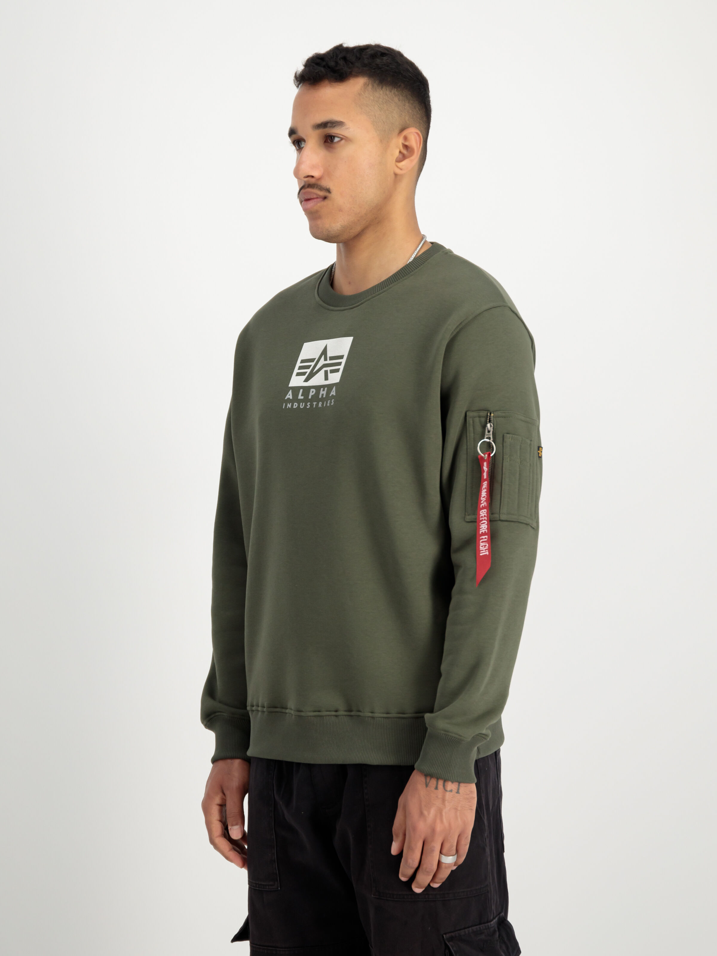 Satin Logo Sweatshirt dark olive 148311_142_2_model_00003_98554