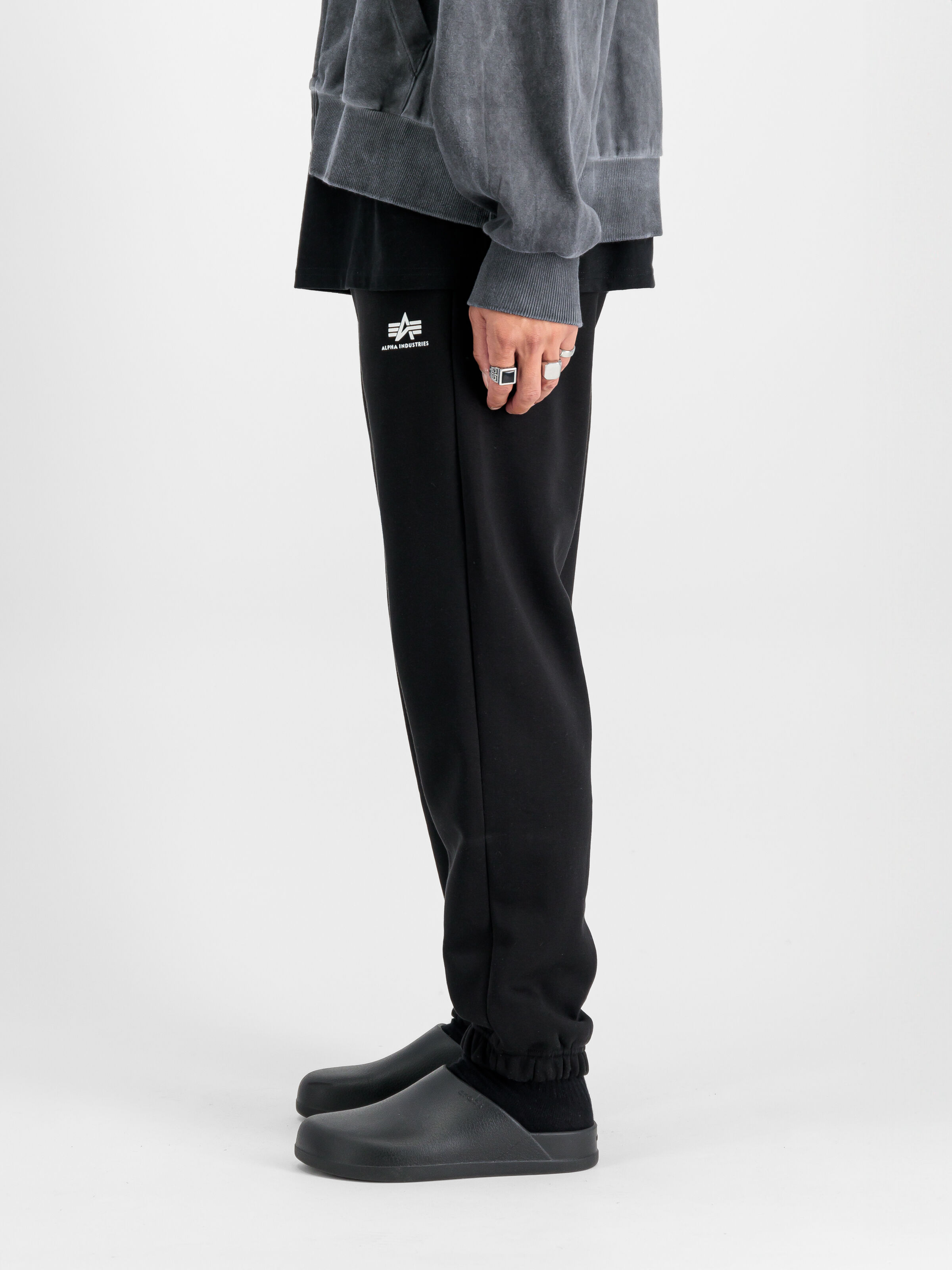 Basic Small Logo II Jogger black 156370_03_2_model_00004_118064