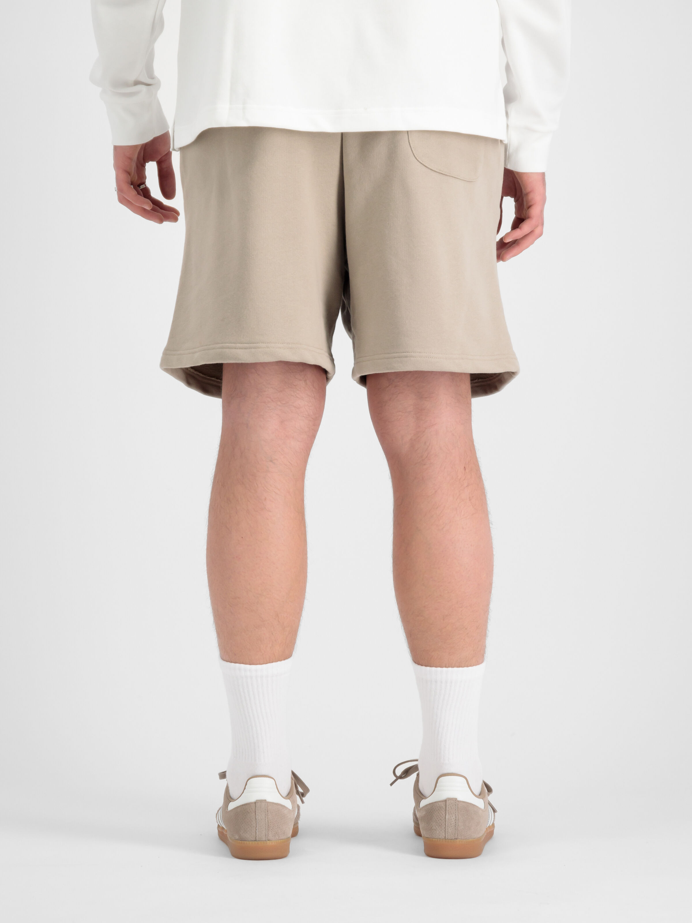 Alpha Essentials Rubber Logo Short vintage sand 146363_679_00003_243338