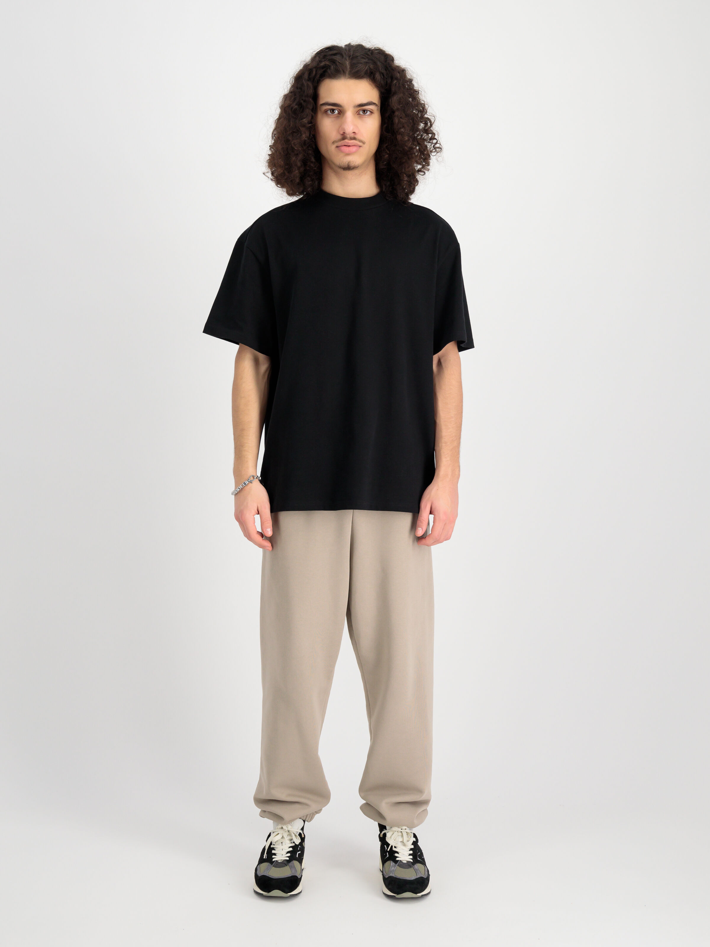 Alpha Essentials Rubber Logo Jogger vintage sand 146364_679_2_model_00001_99724