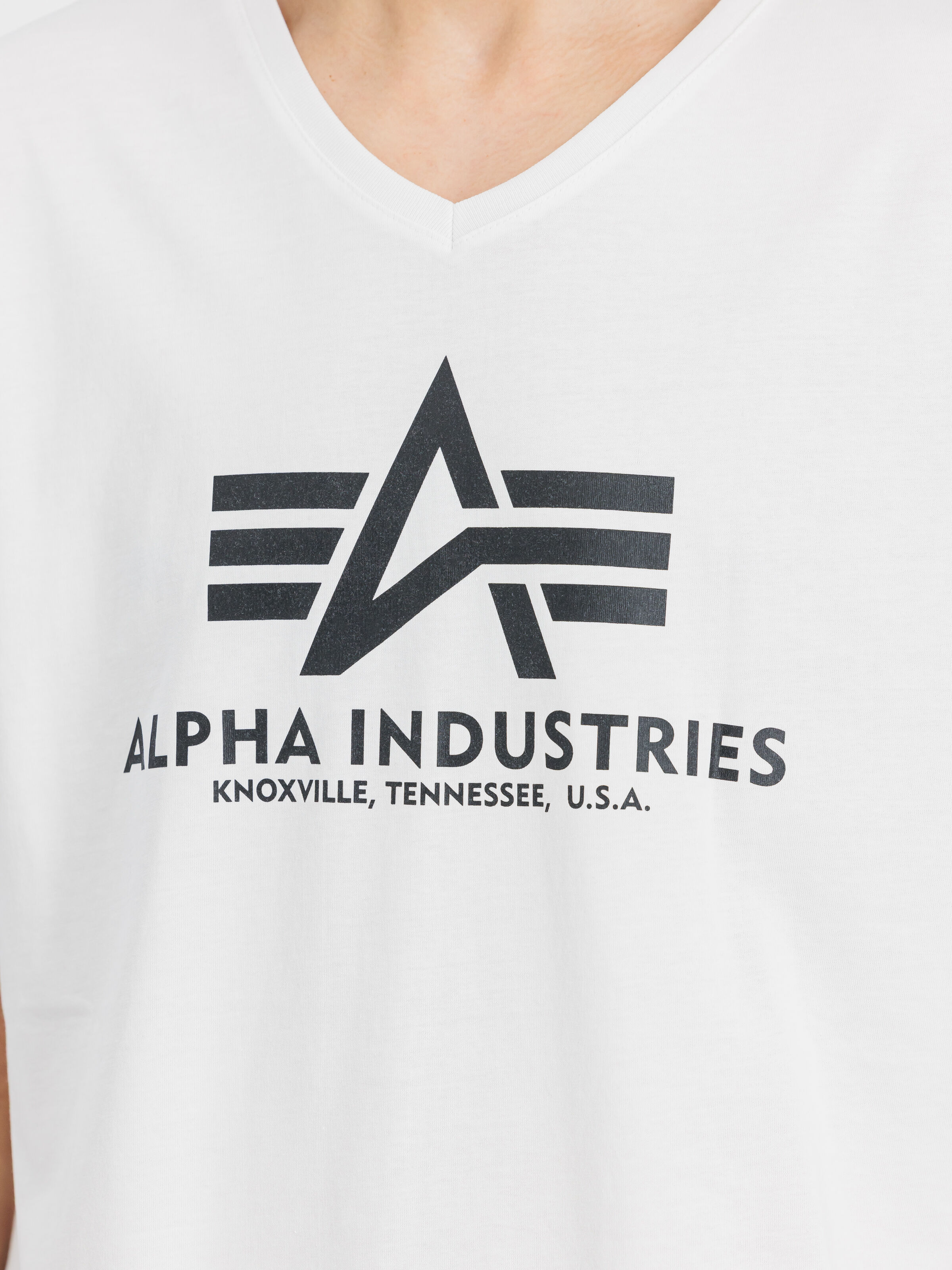 Basic Big Logo V-Neck T-Shirt white 106512_09_3_detail_00001_156972