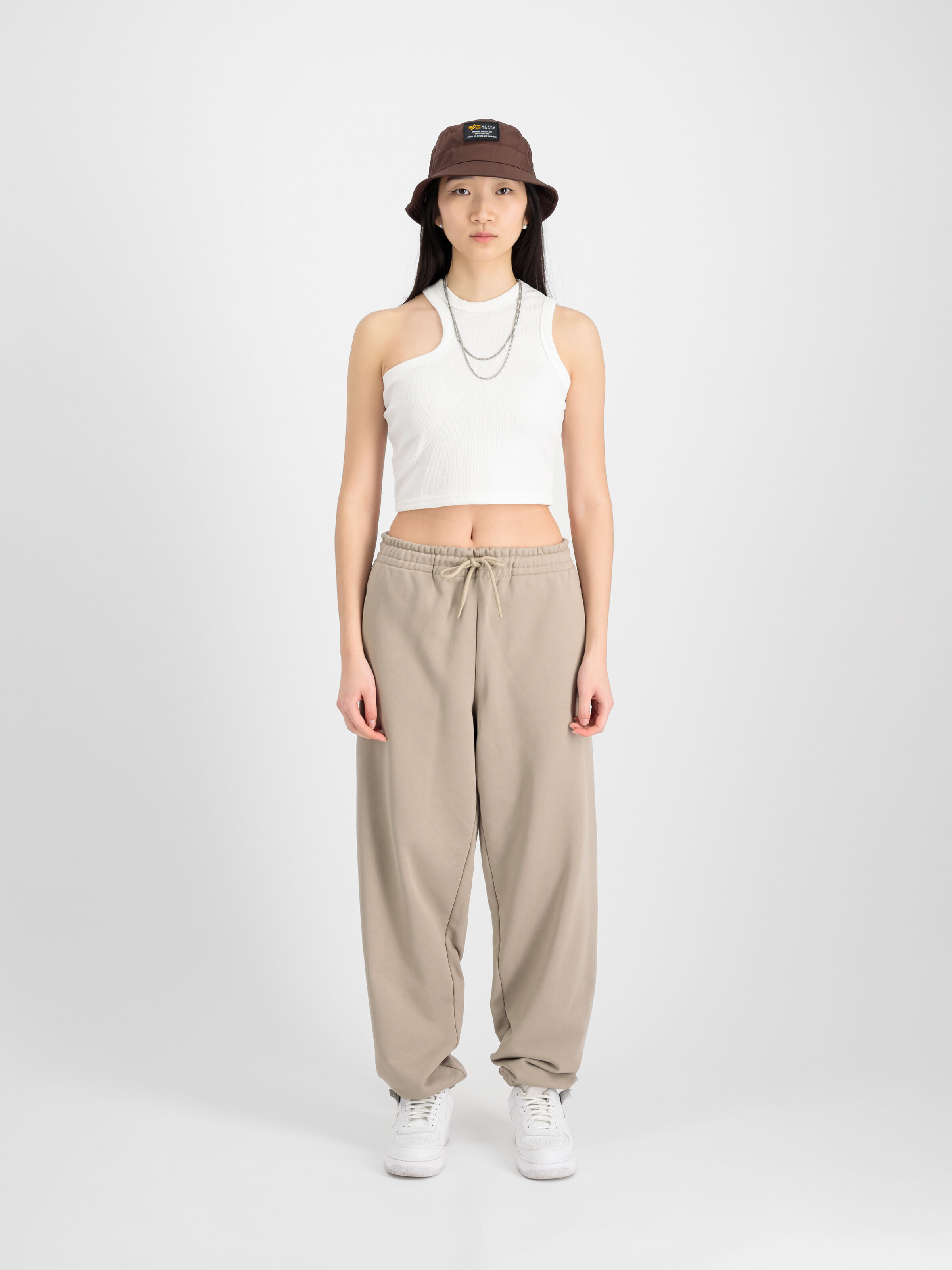 Alpha Essentials Rubber Logo Jogger Women vintage sand 146050_679_2_model_00001_98327