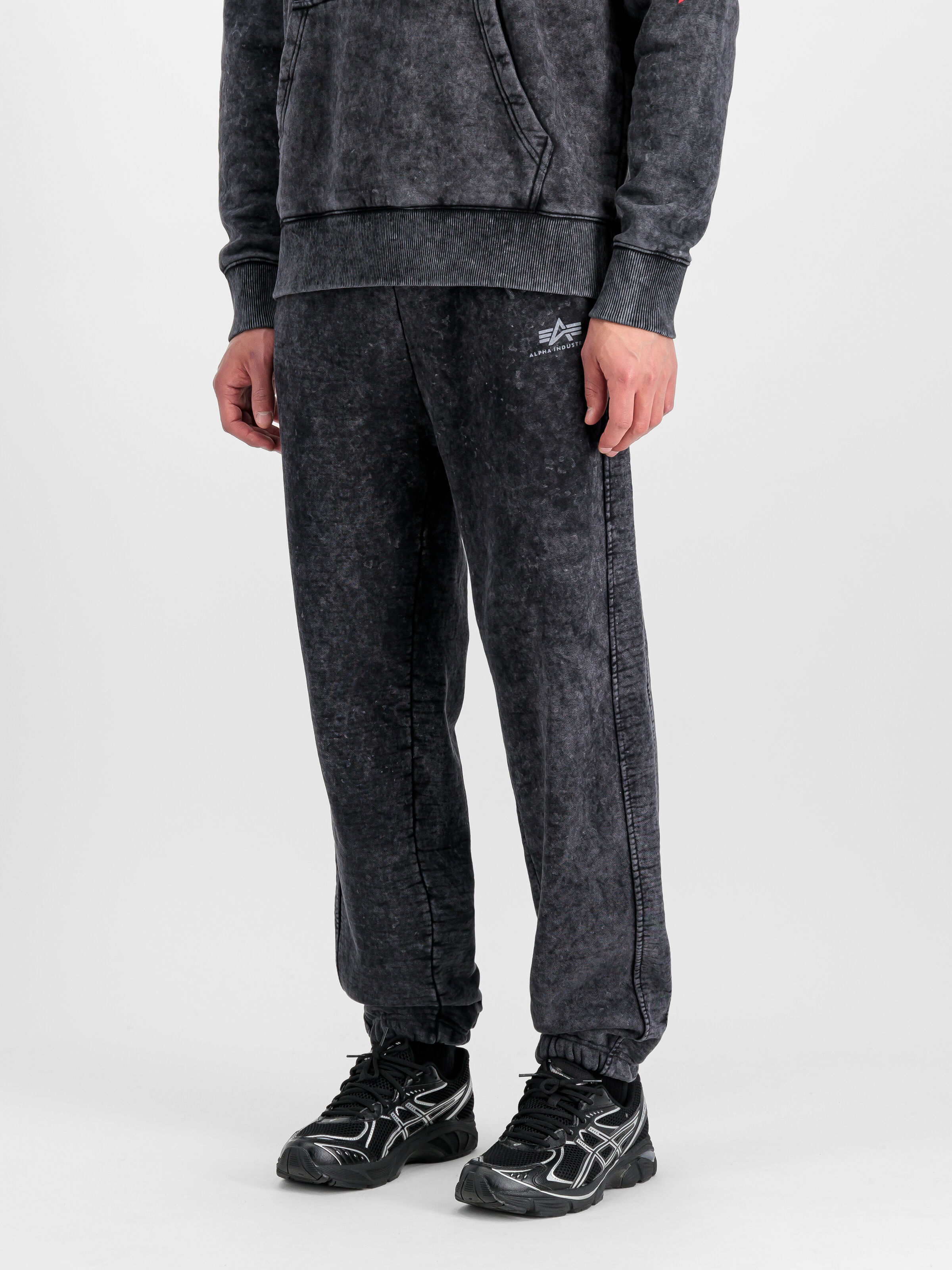 Vintage Basic Small Logo Jogger black 258361_03_2_model_00002_164142.jpg