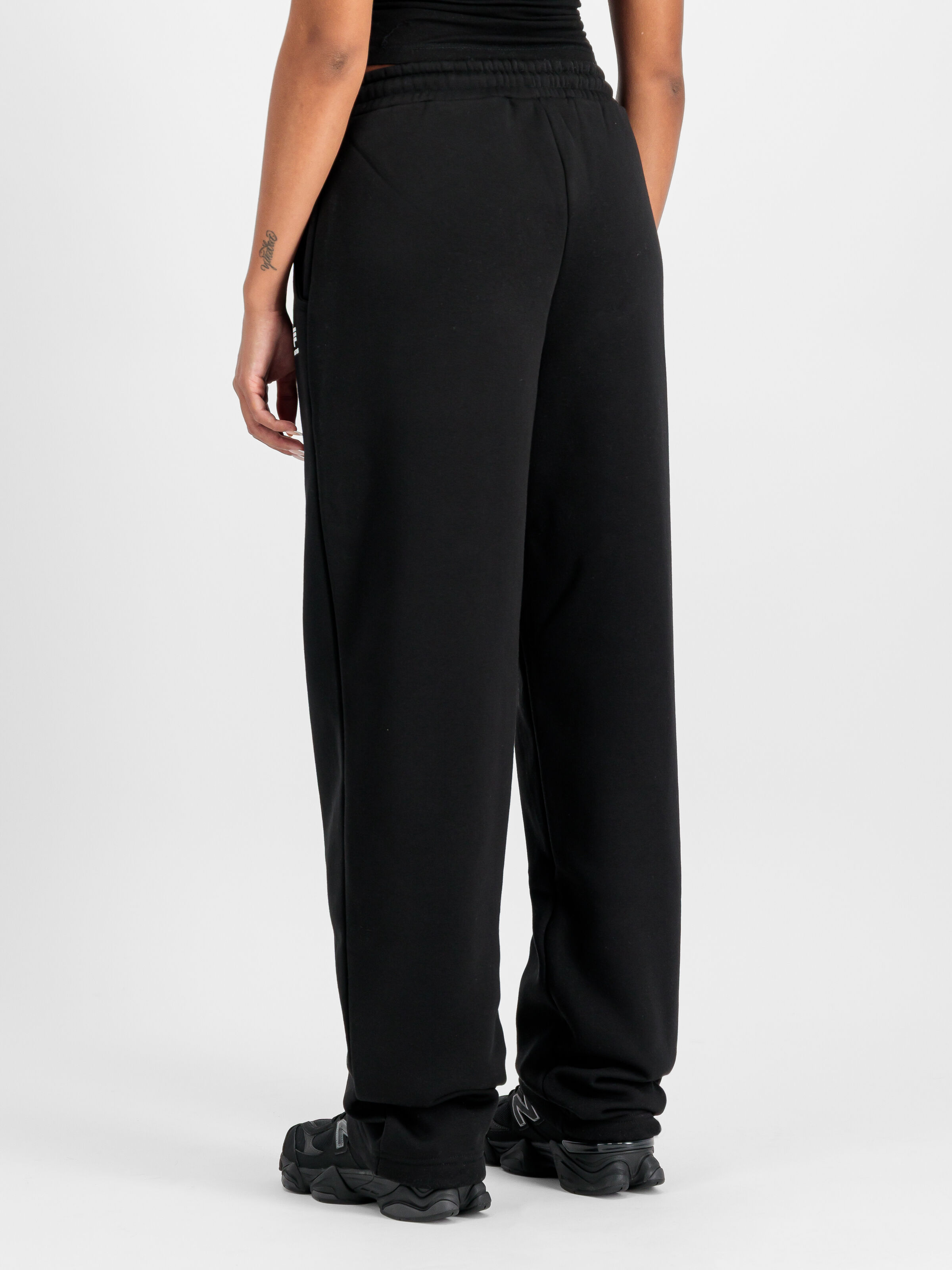 Basic Small Logo Jogger Women black 258050_03_2_model_00003_192213