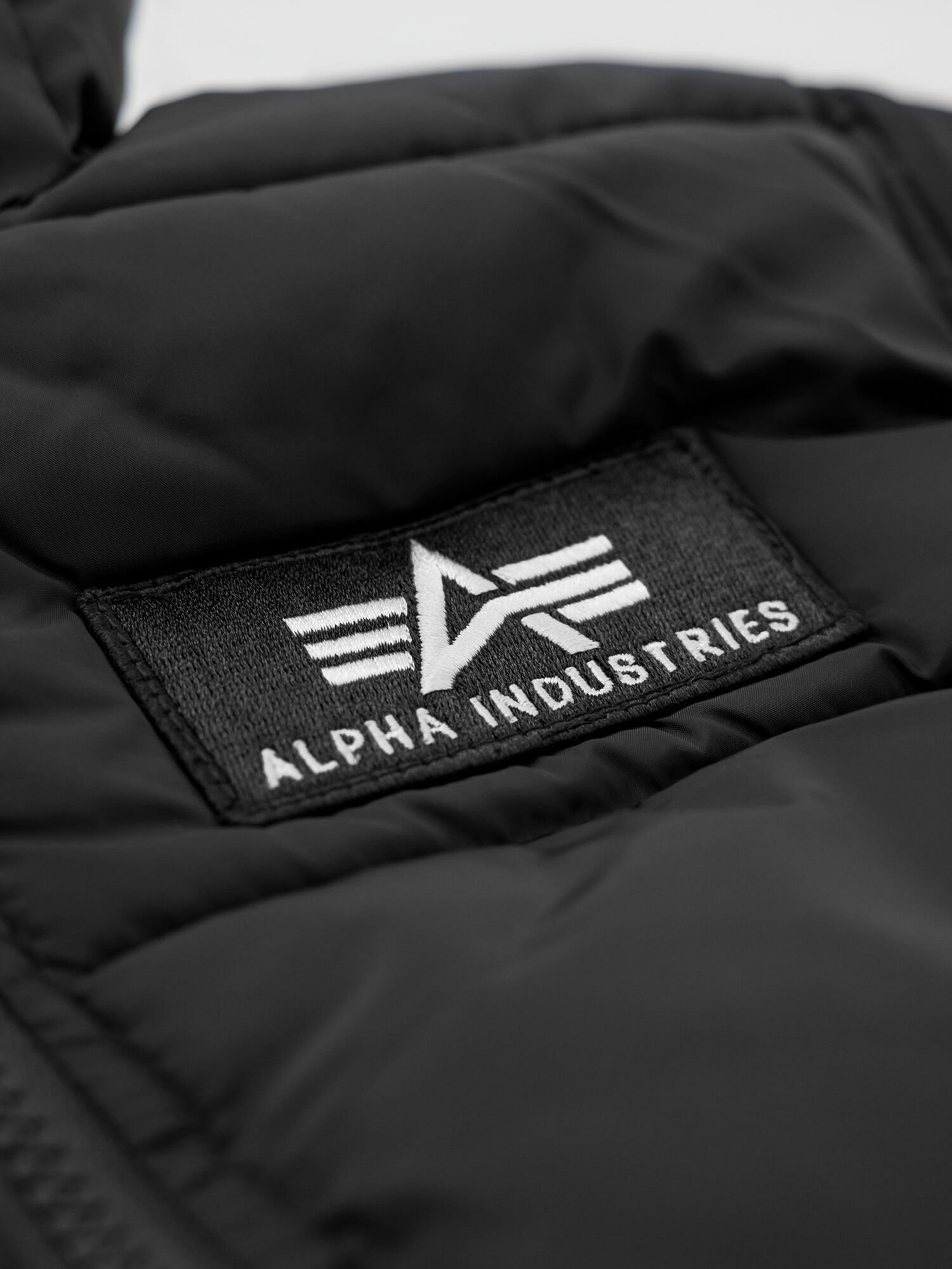 Hooded Puffer Alpha Kids black 108702_03_alpha_industries_hooded_puffer_alpha_kids_teens_004_209935