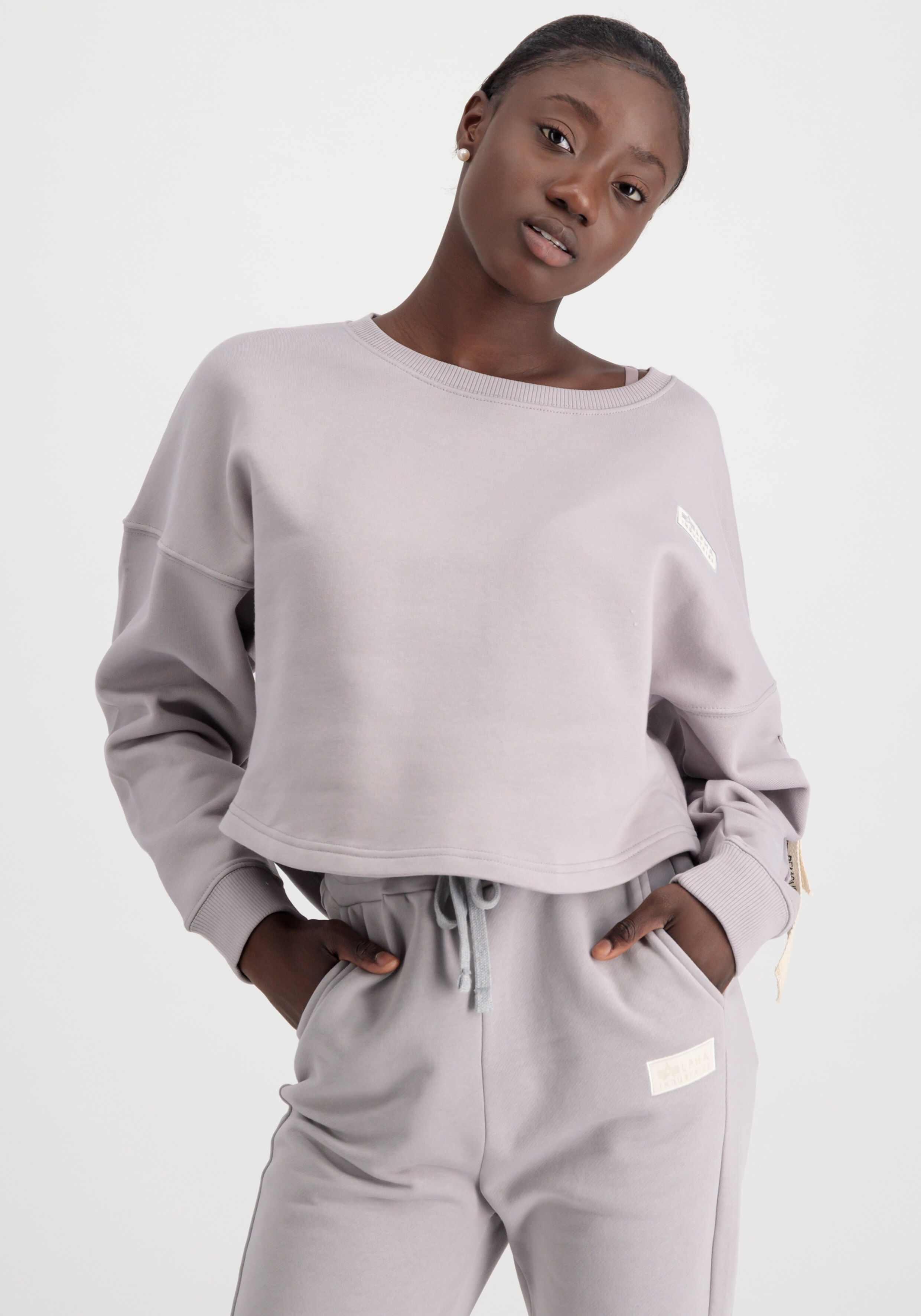 Organics Cropped Oversized Sweater Women organic grey 118045_643_alpha_industries_organics_cropped_os_sweater_wmn_001_124035.jpg