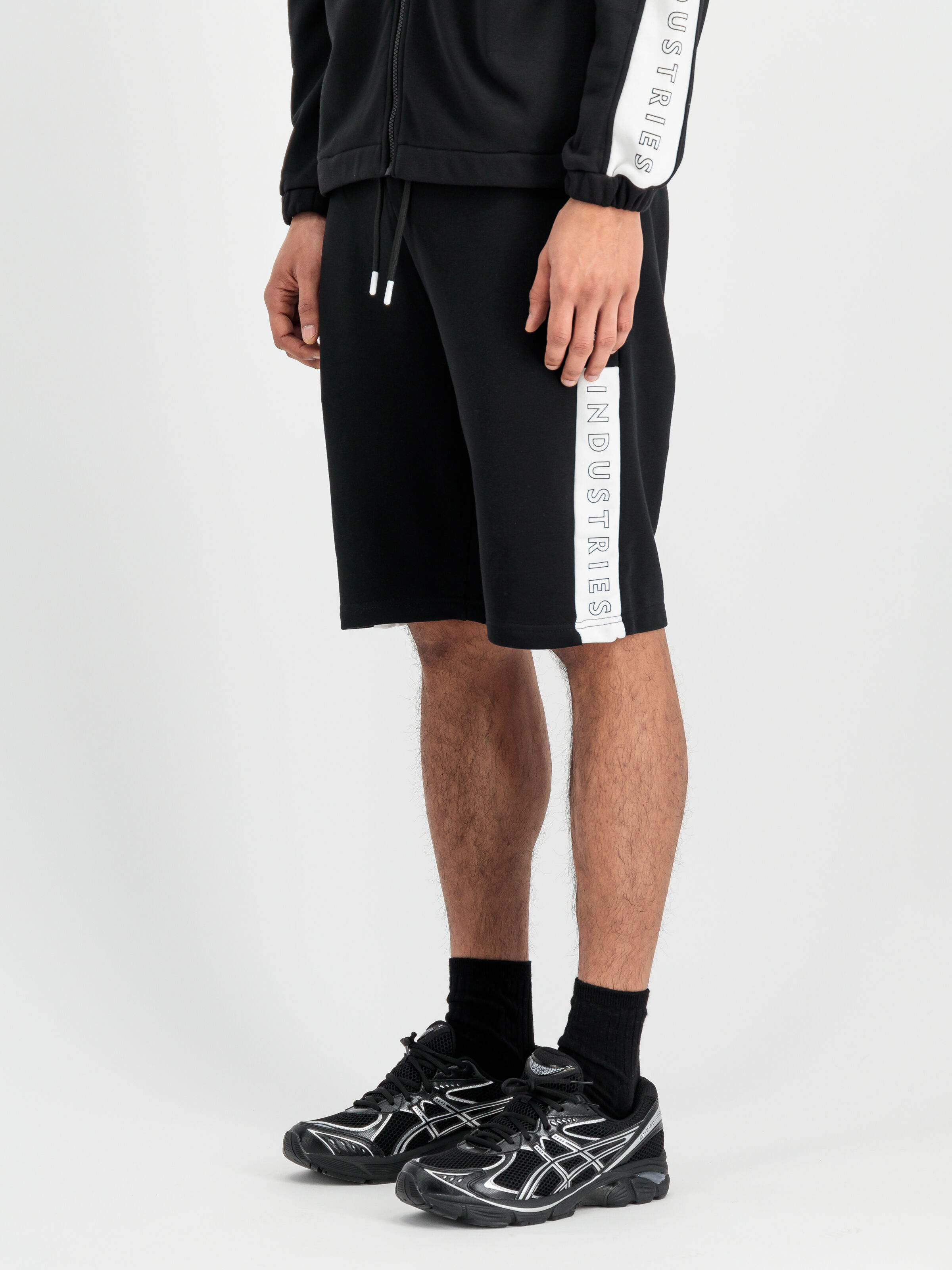 Track Alpha Short black 156383_03_2_model_00002_152397