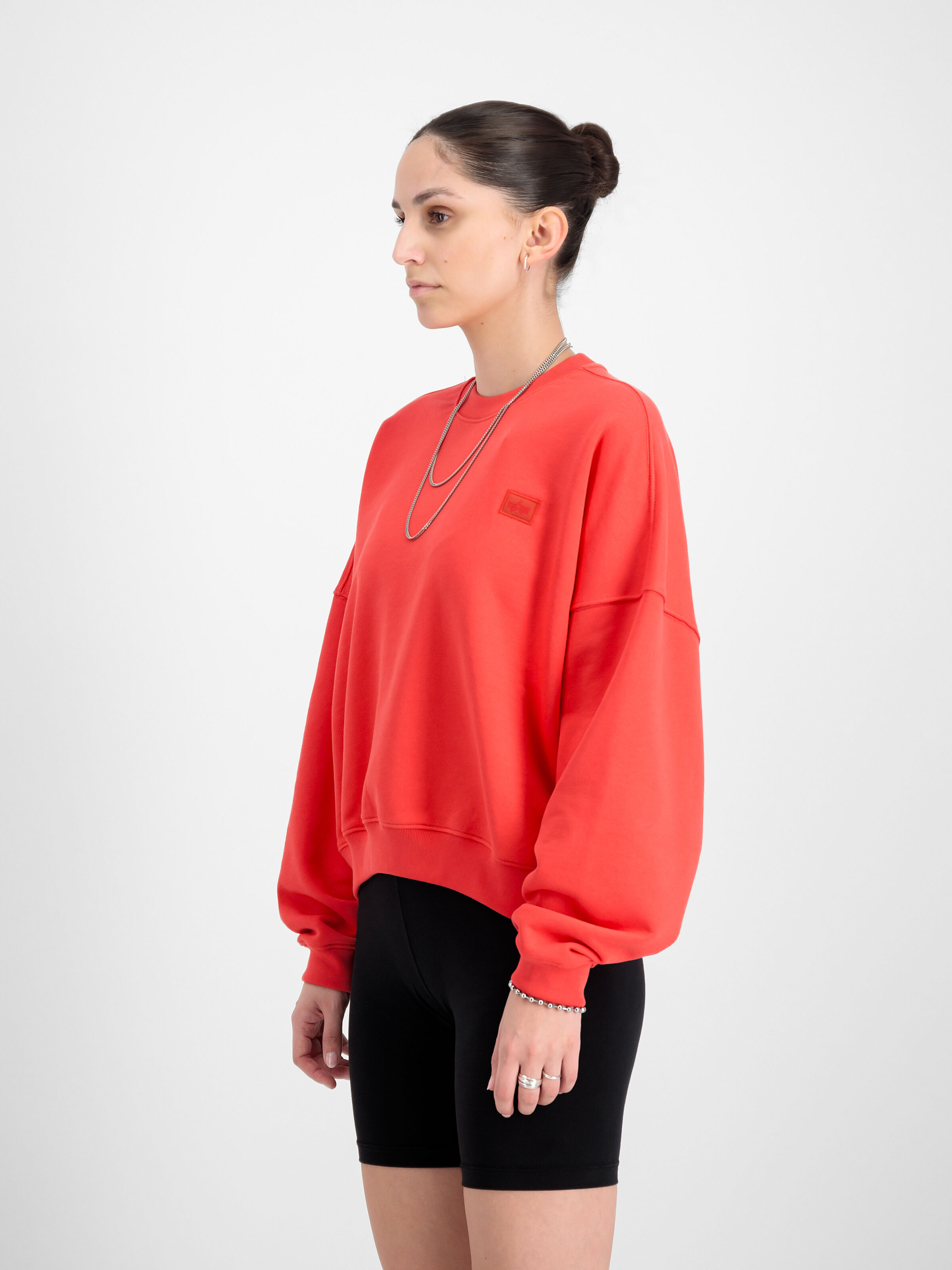 Alpha Essentials Rubber Logo Sweatshirt Women radiant red 146030_711_2_model_00003_133948