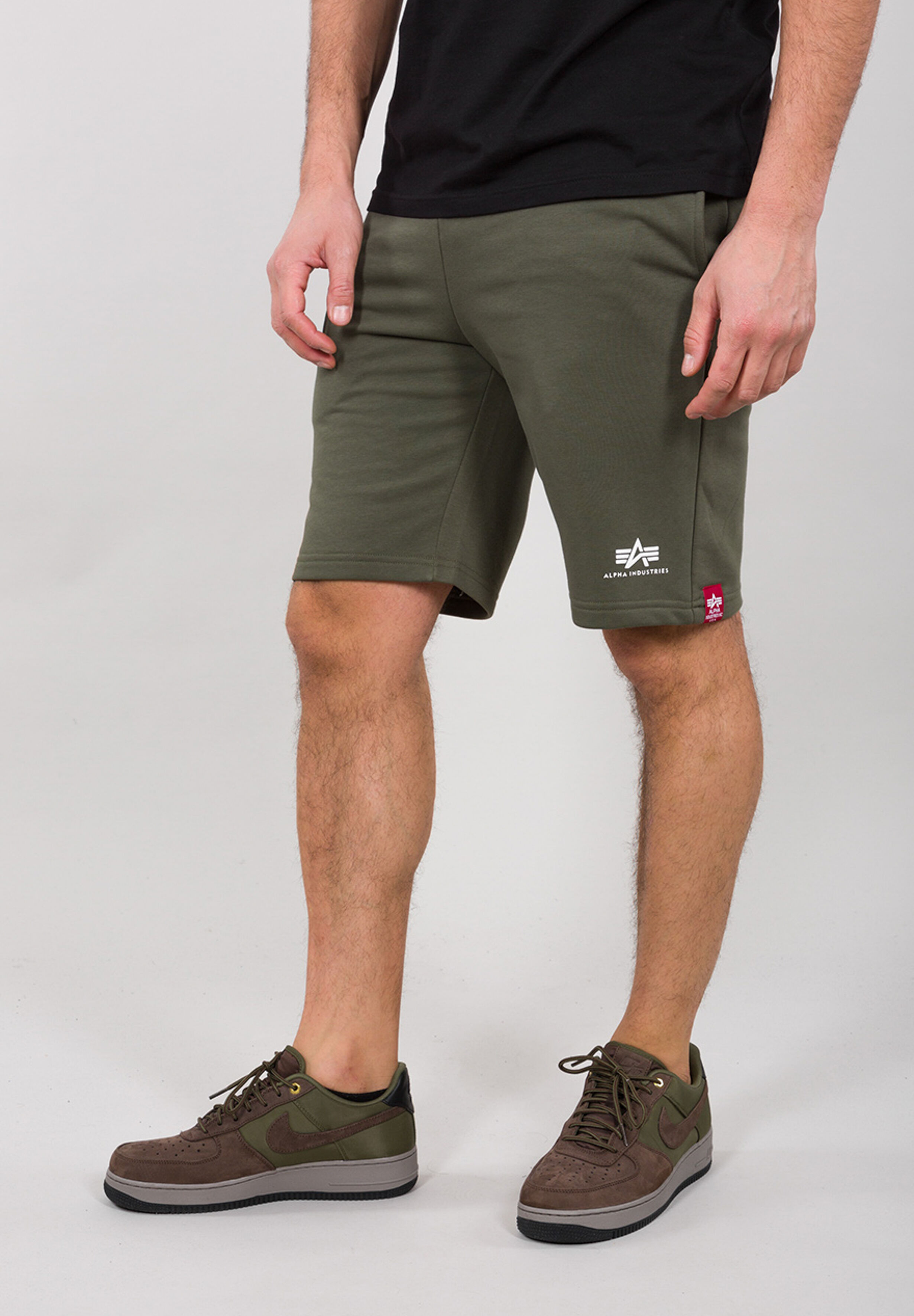 Big Letters Short dark olive 126344_142_alpha_industries_big_letters_short_sweat_001_123140.jpg