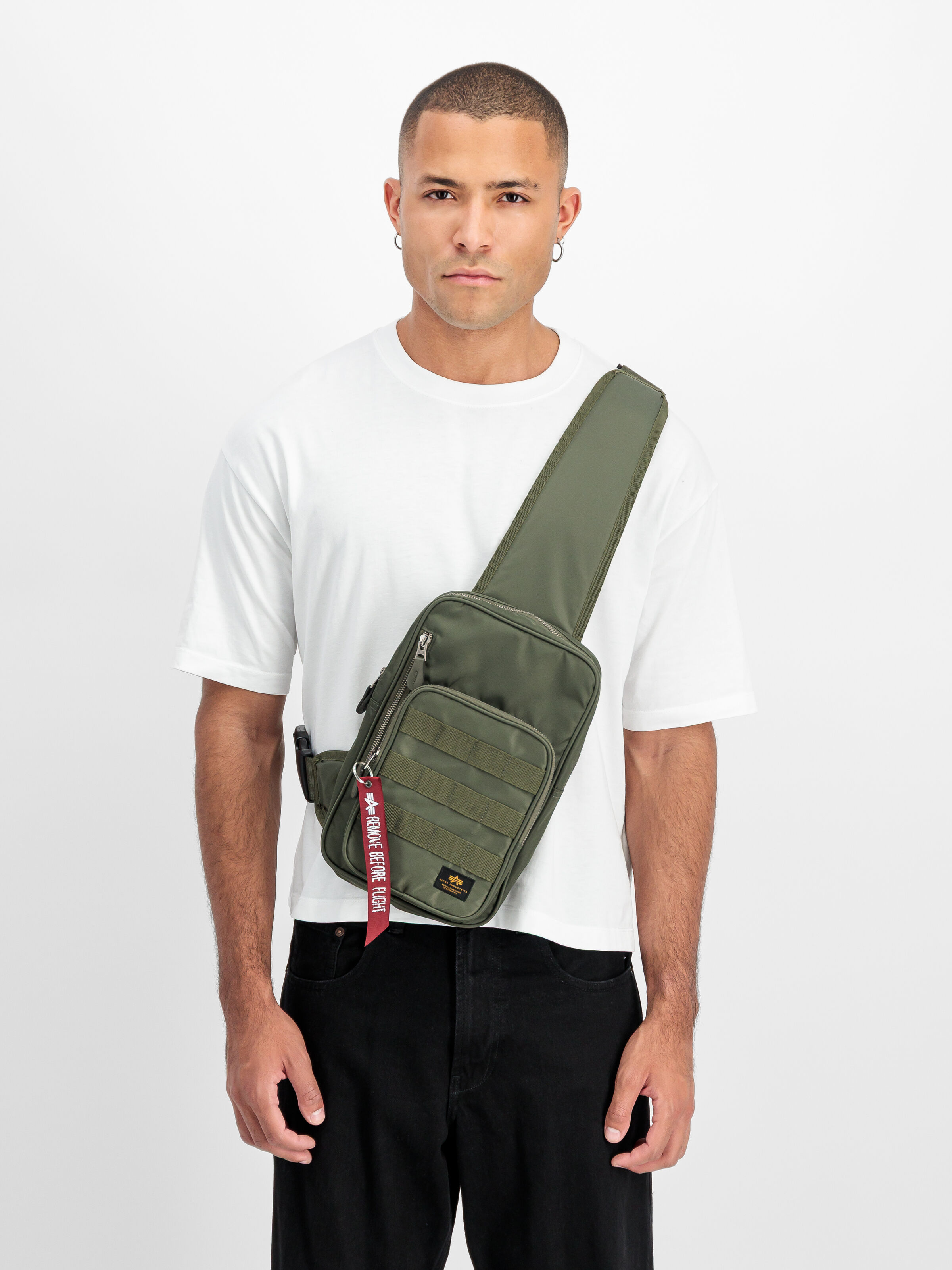 Label Sling Bag dark olive 266944_142_2_model_00001_211107