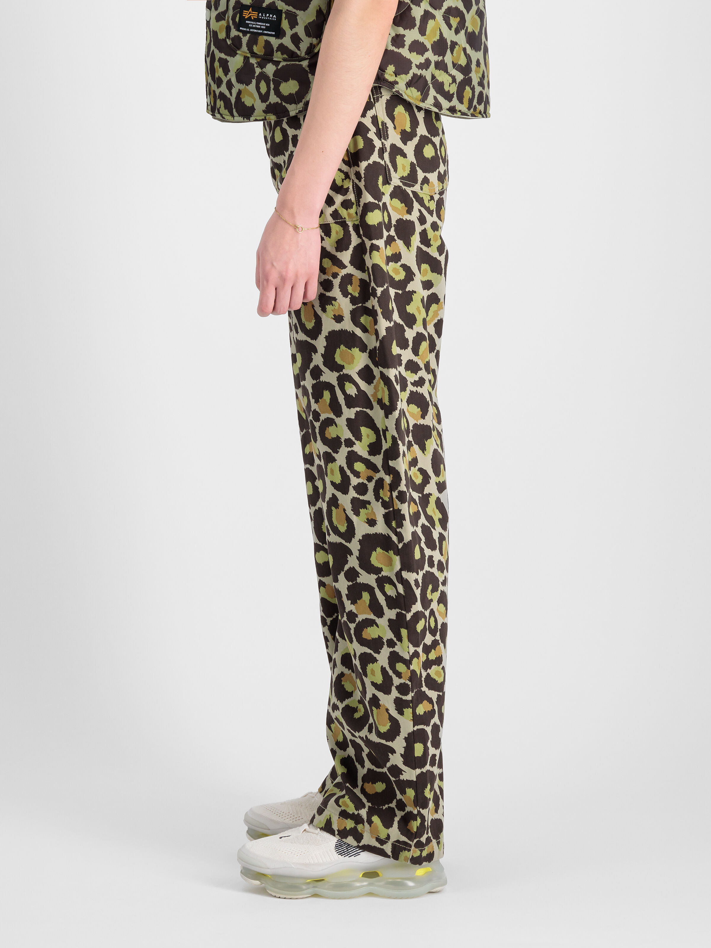 Field Camo Pant Women olive leo camo 148021C_732_2_model_00004_99368