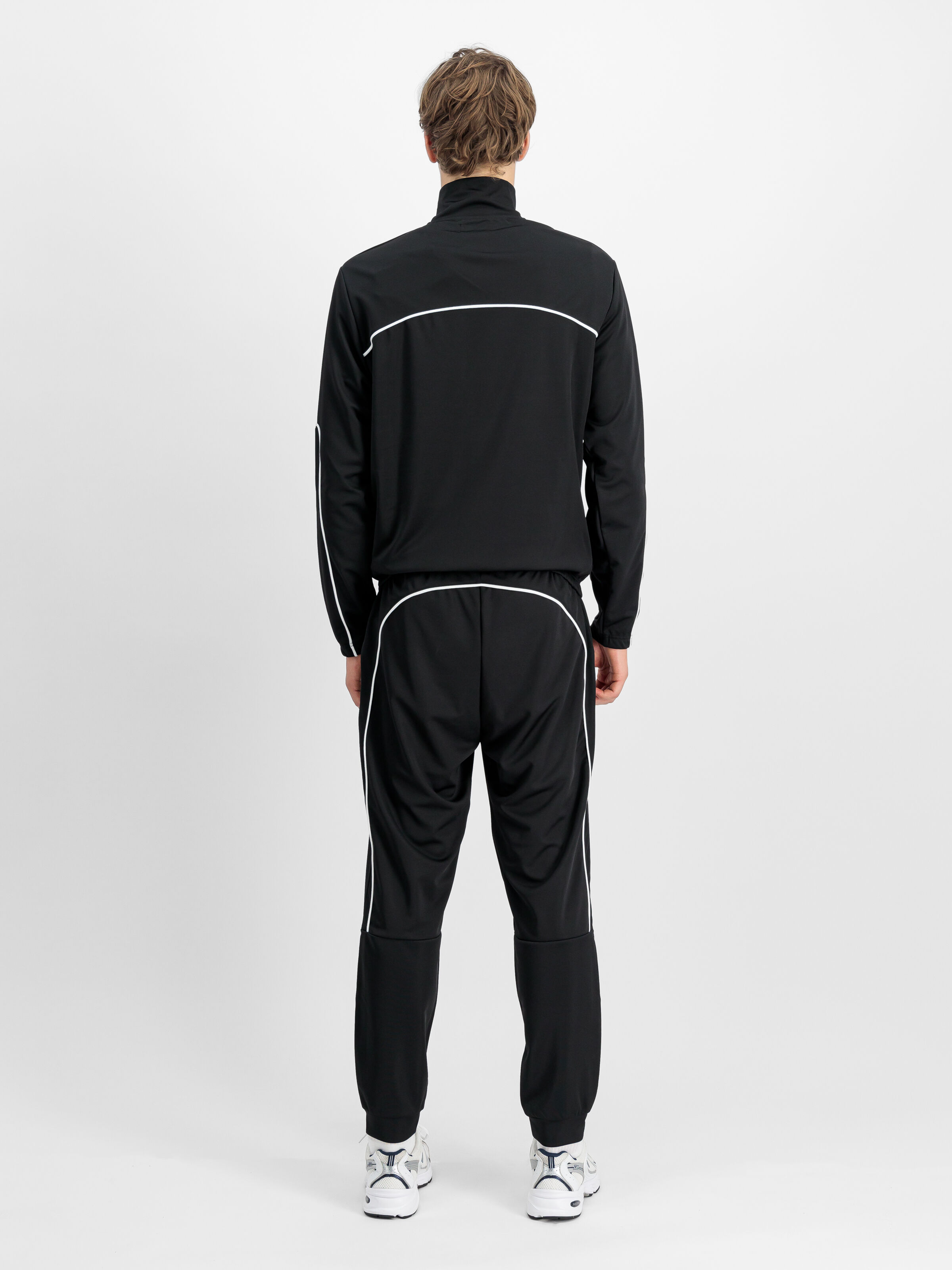 Essential Track Jacket black 148344_03_2_model_00002_108009