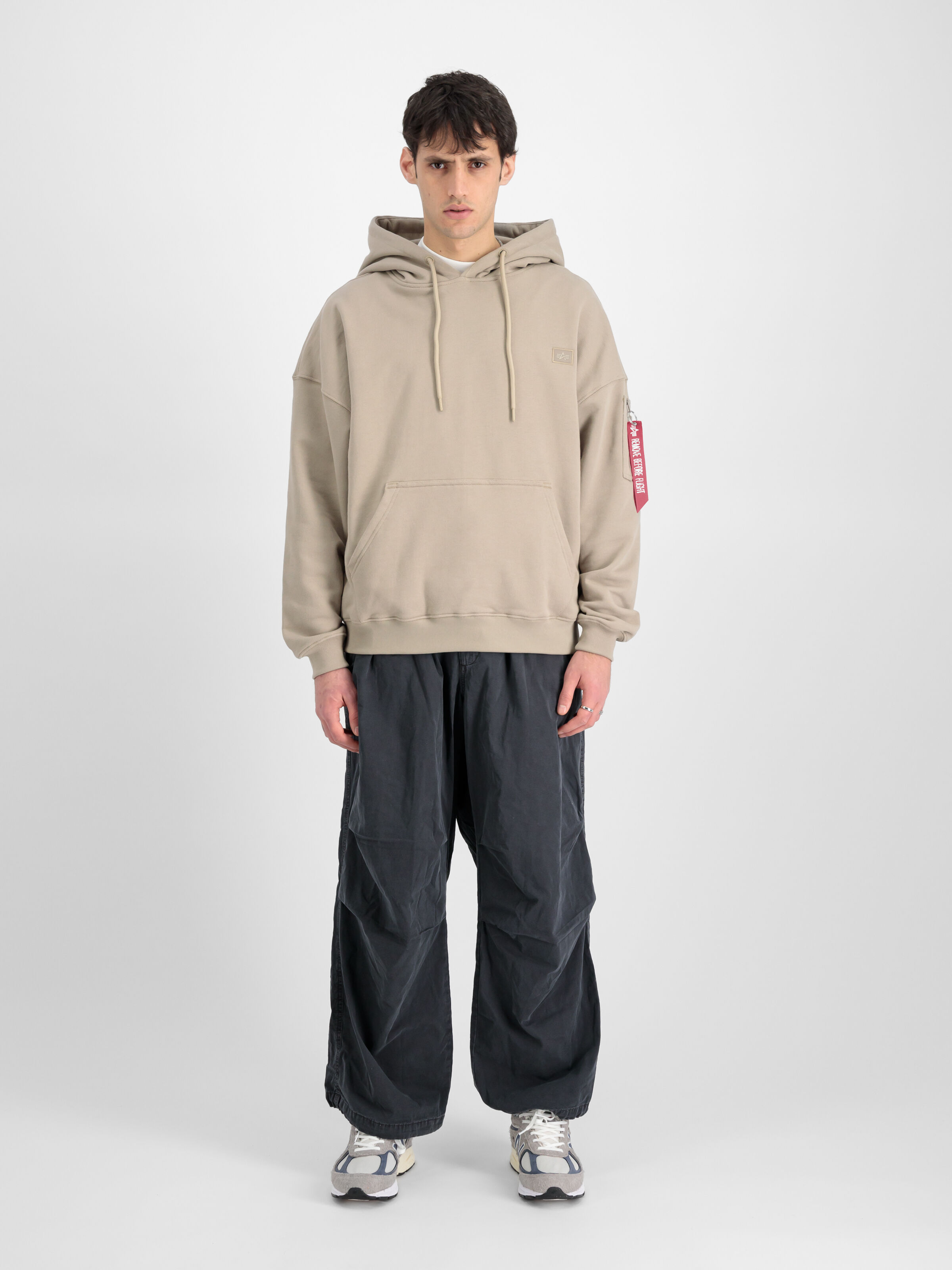 Alpha Essentials Rubber Logo Hoodie vintage sand 146335_679_2_model_00001_99334
