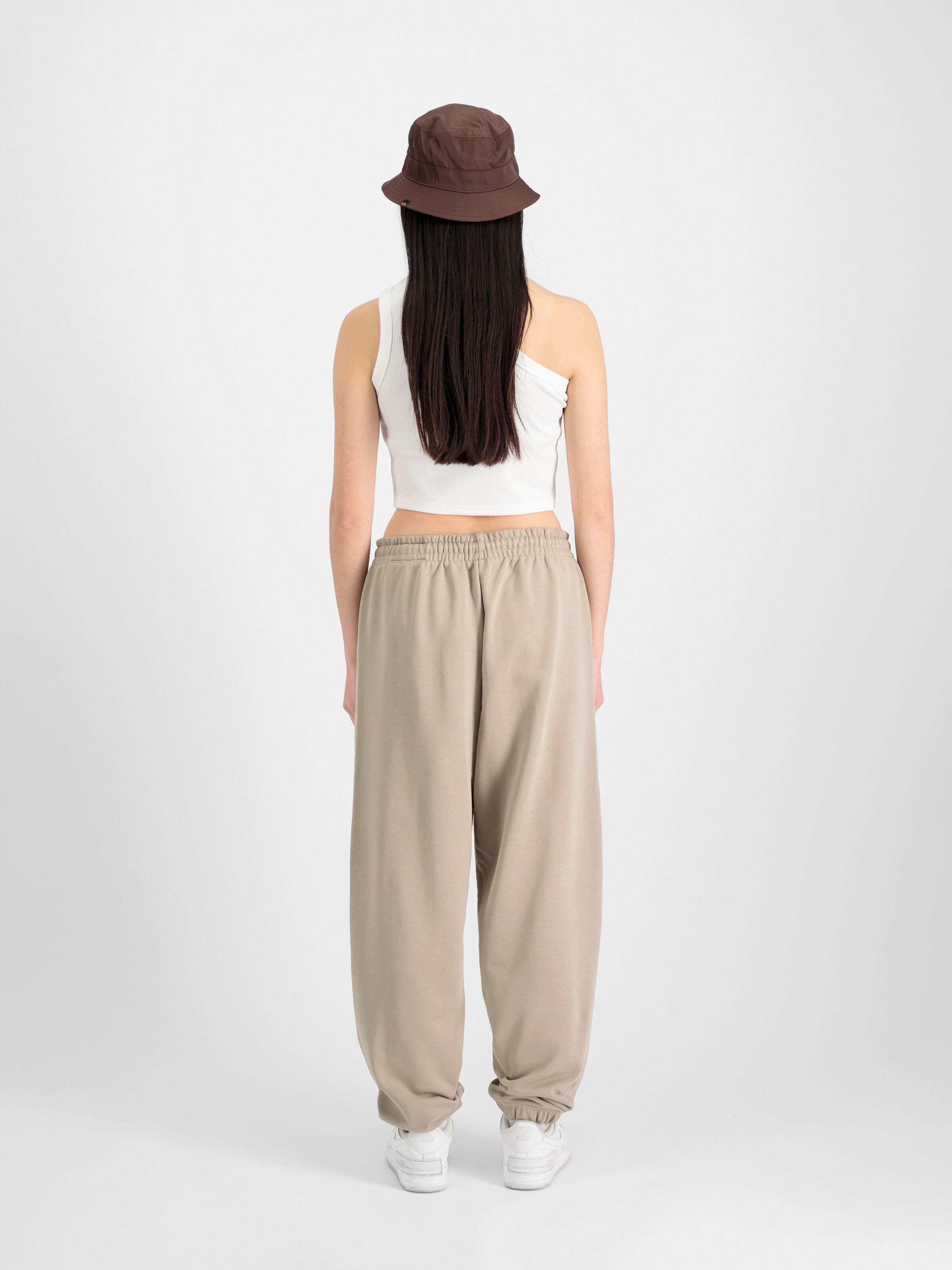Alpha Essentials Rubber Logo Jogger Women vintage sand 146050_679_2_model_00002_98328