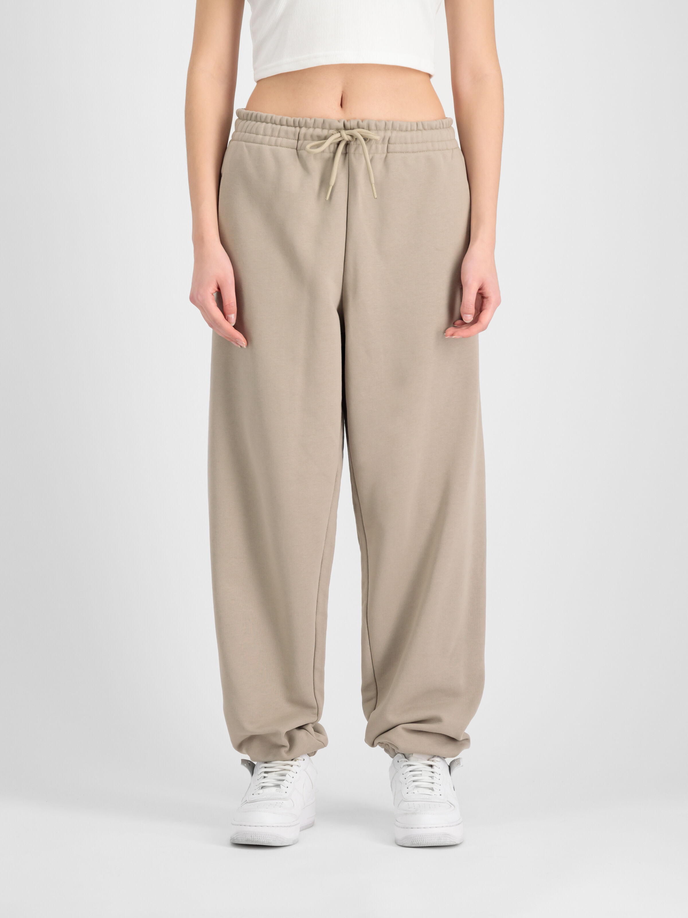 Alpha Essentials Rubber Logo Jogger Women vintage sand 146050_679_2_model_00003_98324.jpg