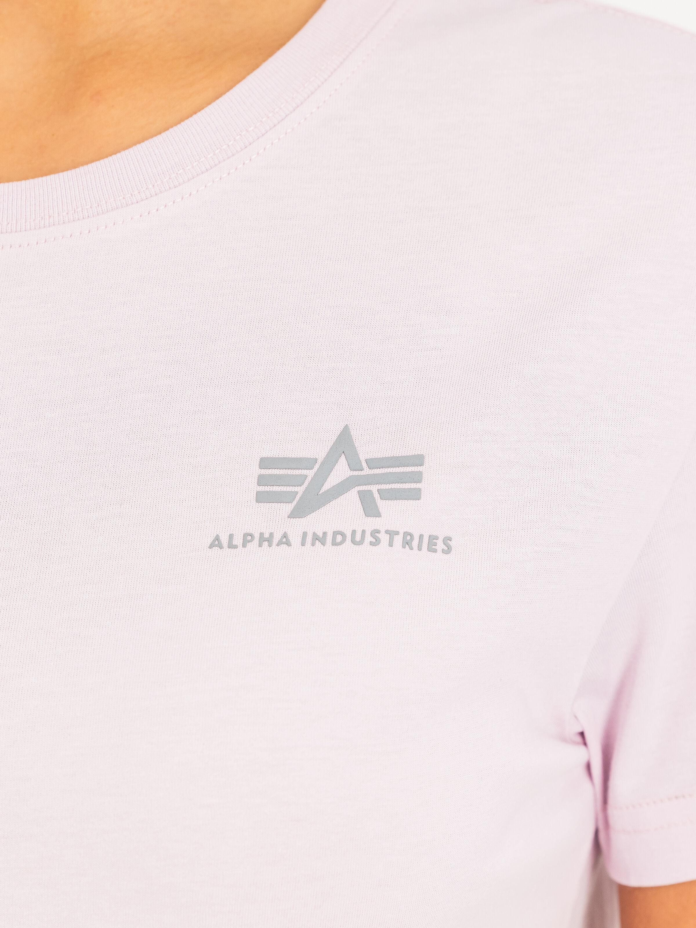 Basic Small Logo T-Shirt Women pale lilac 196054_061_3_detail_00001_229726