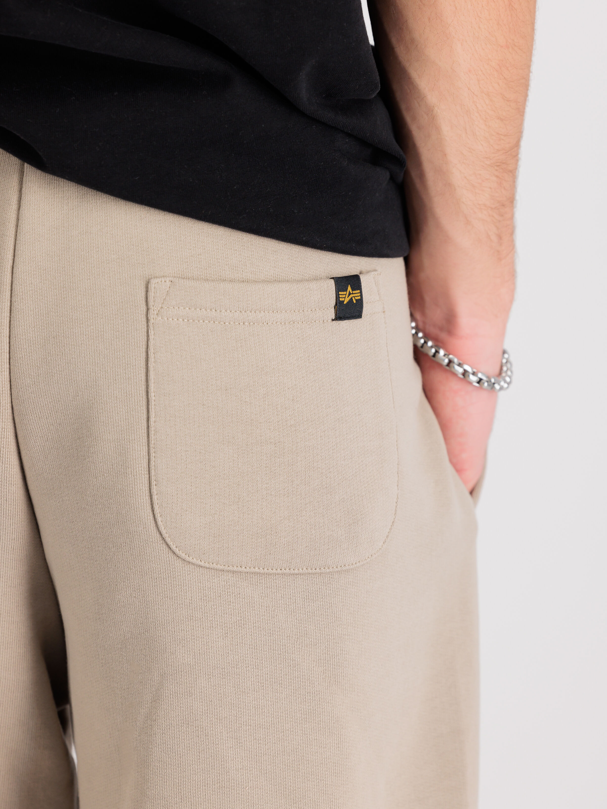 Alpha Essentials Rubber Logo Jogger vintage sand 146364_679_3_detail_00002_99727