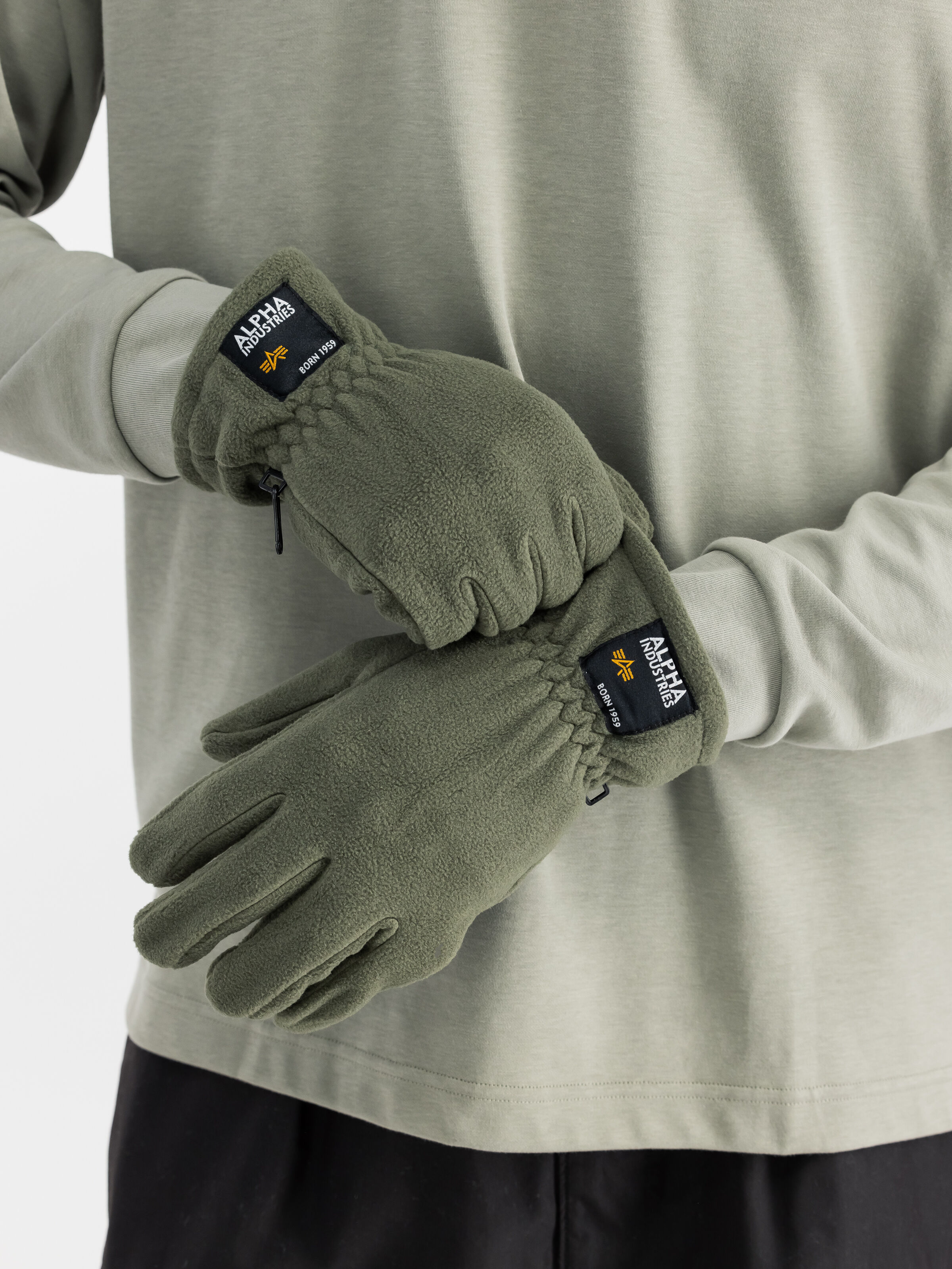 Label Fleece Gloves dark olive 118936_142_2_model_00001_128433