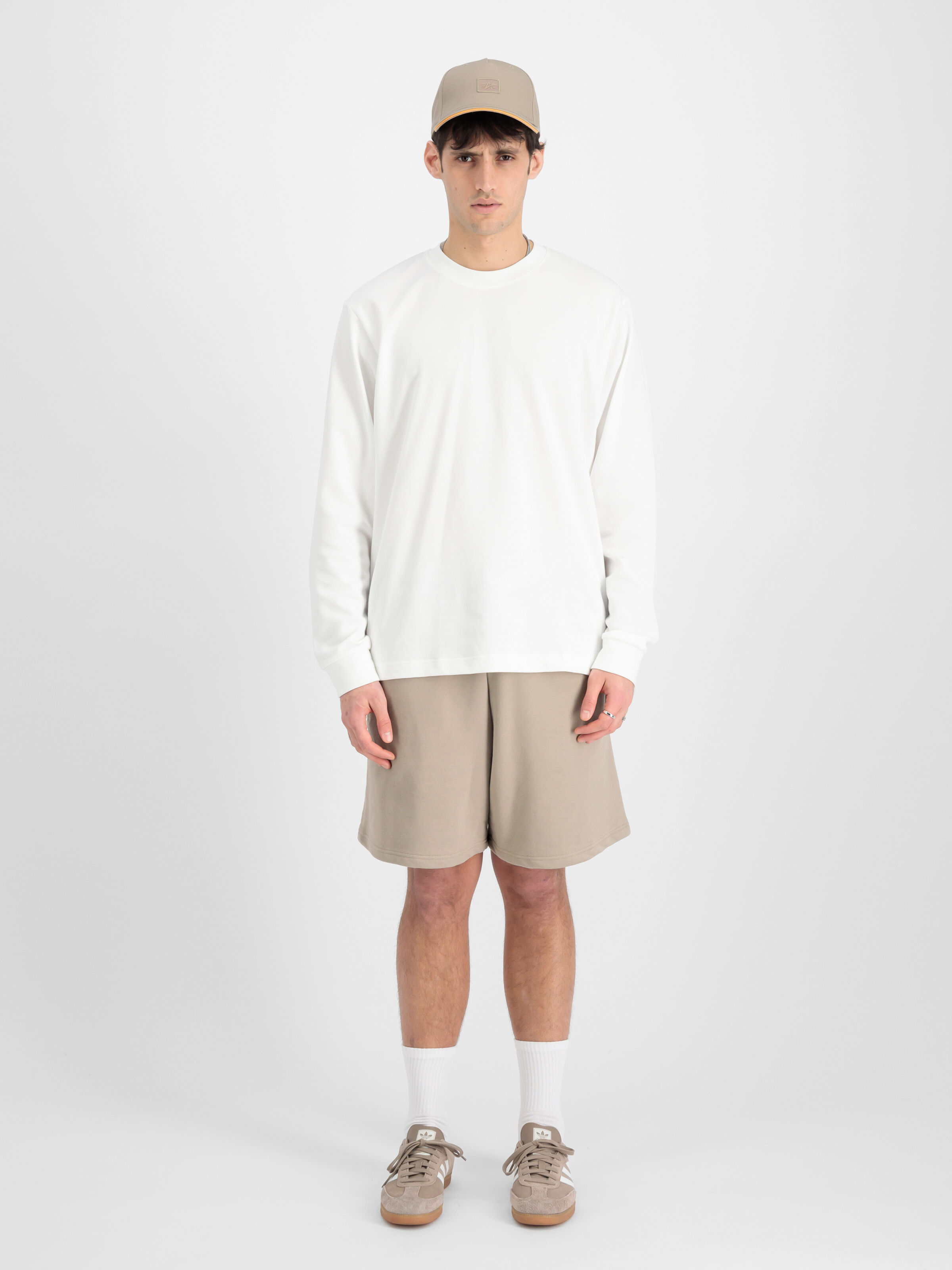 Alpha Essentials Rubber Logo Short vintage sand 146363_679_00006_243340