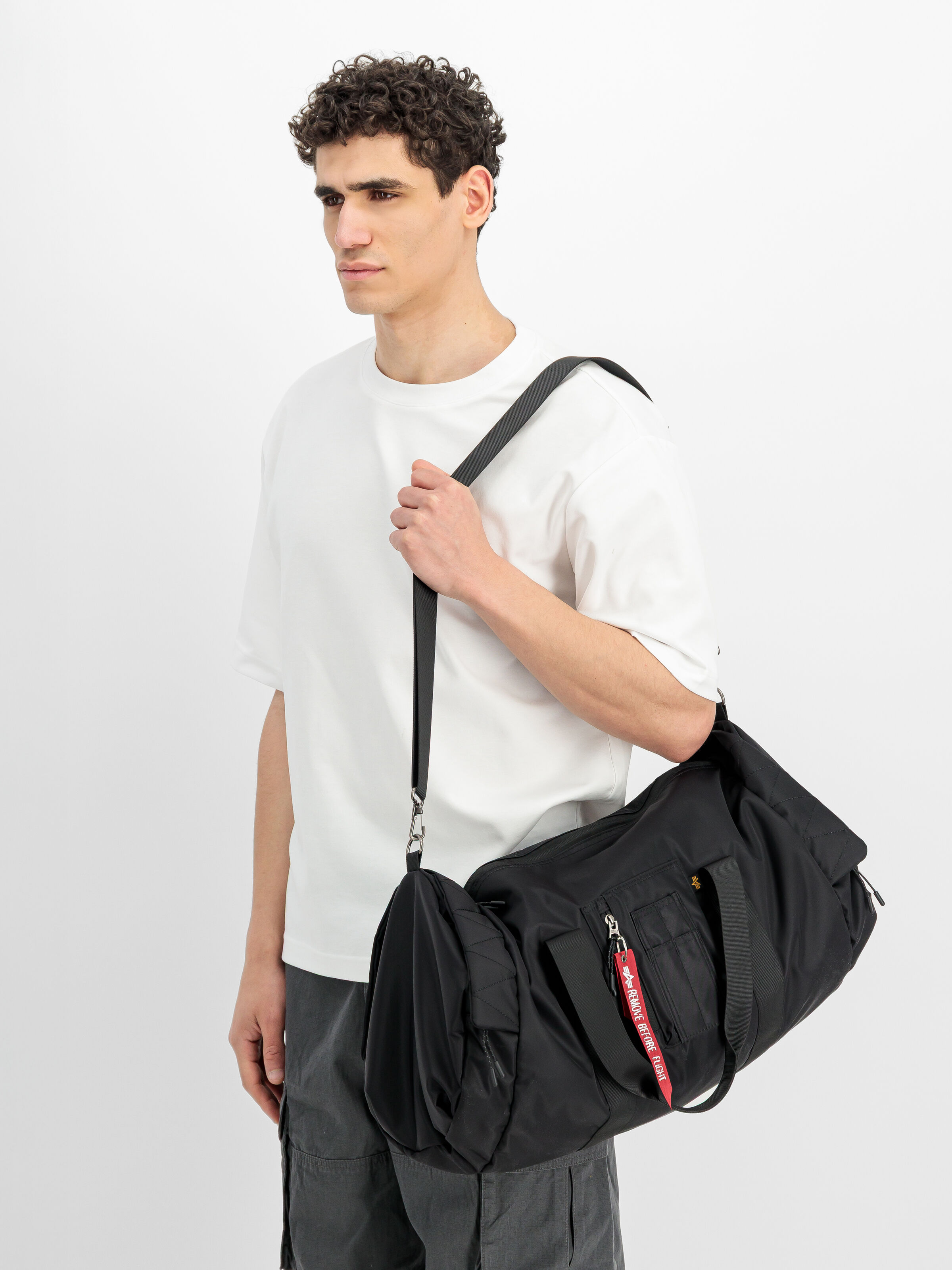 MA-1 Gym Bag black 268907_03_2_model_00001_227941