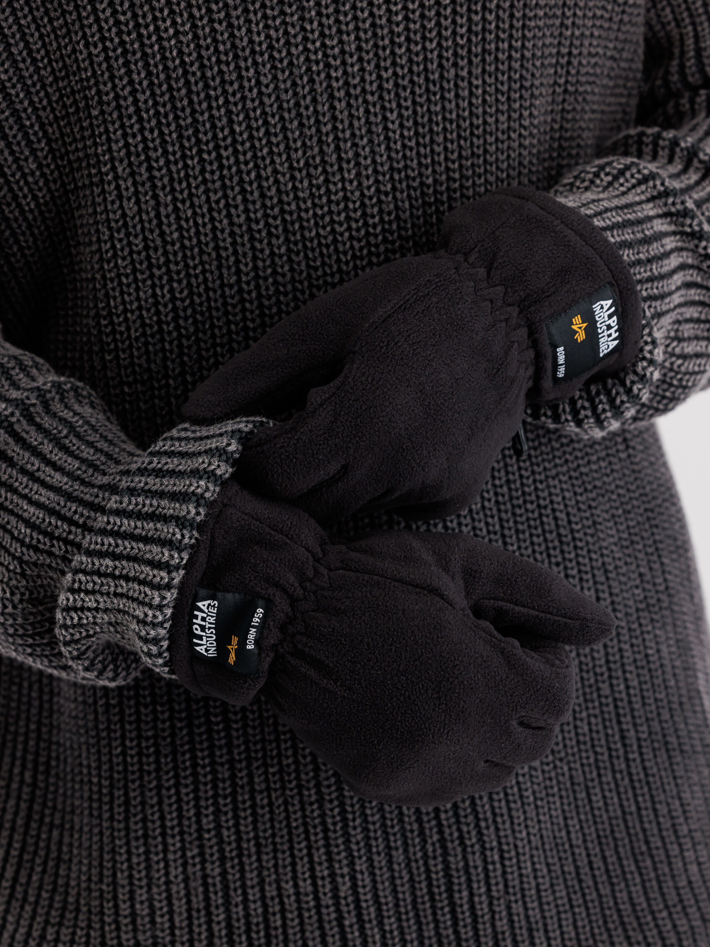 Label Fleece Gloves black 118936_03_2_model_00001_126102
