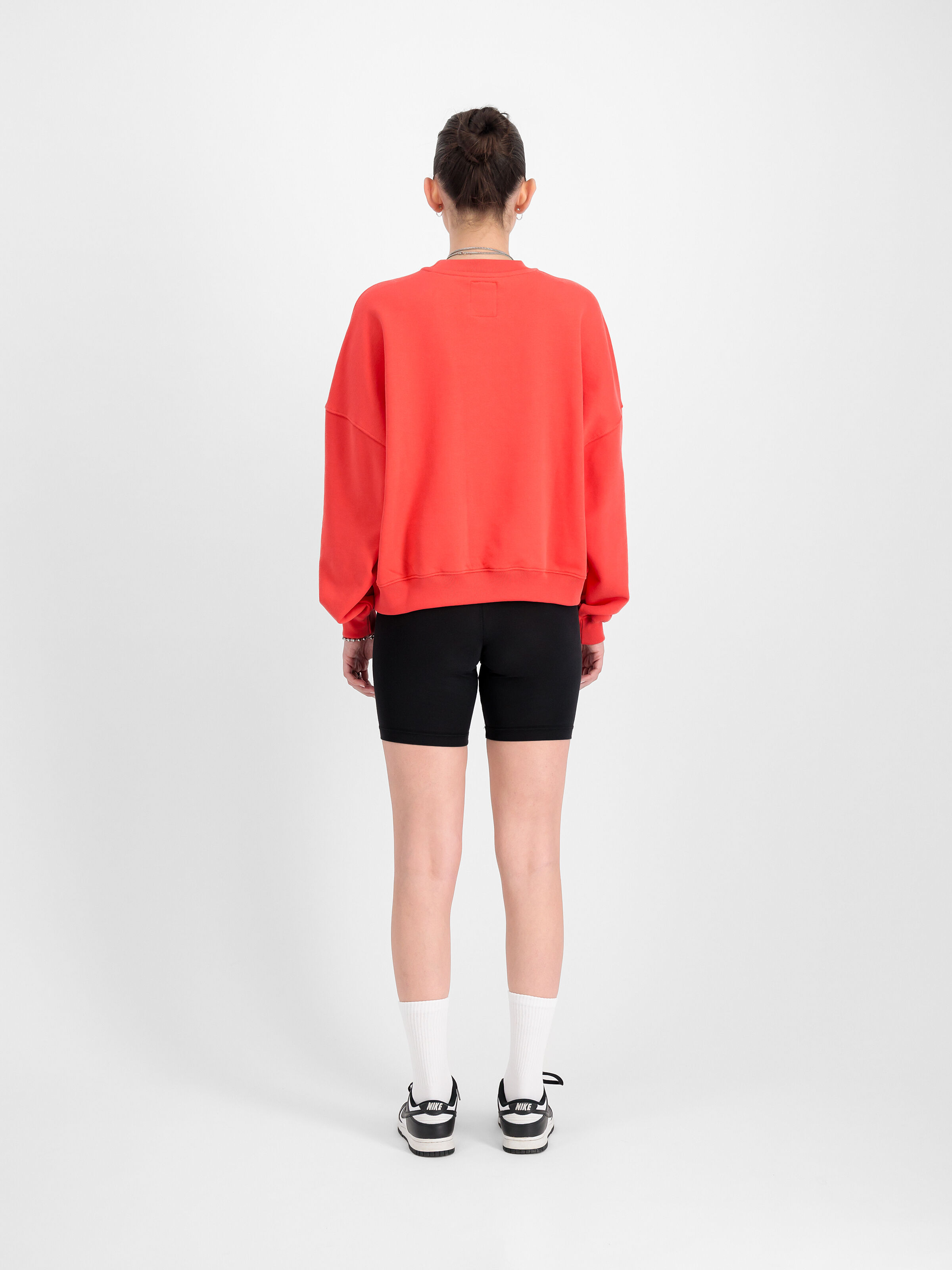Alpha Essentials Rubber Logo Sweatshirt Women radiant red 146030_711_2_model_00002_133947
