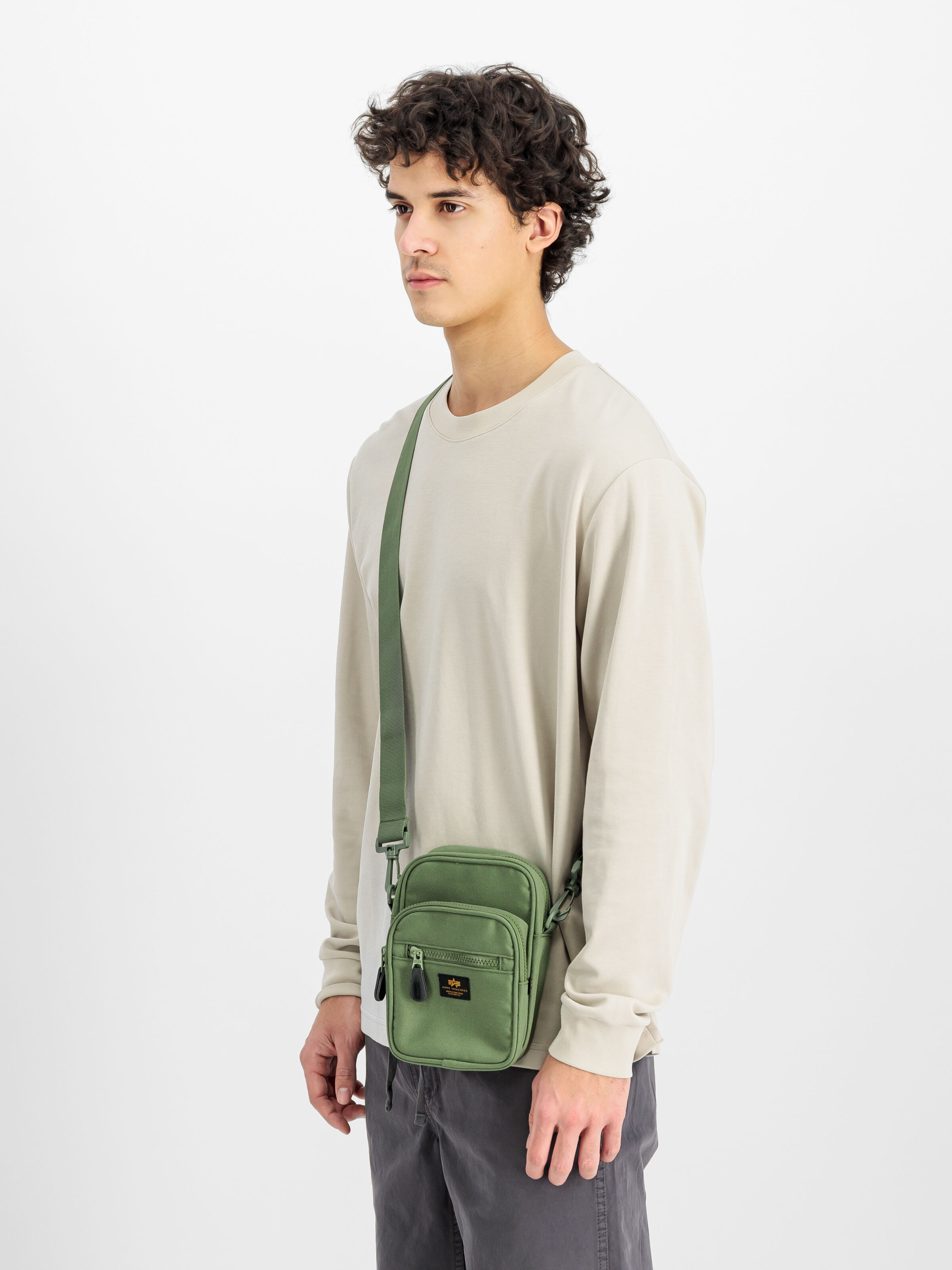 Label Messenger Small Bag sage-green 156941_01_2_model_00001_141377