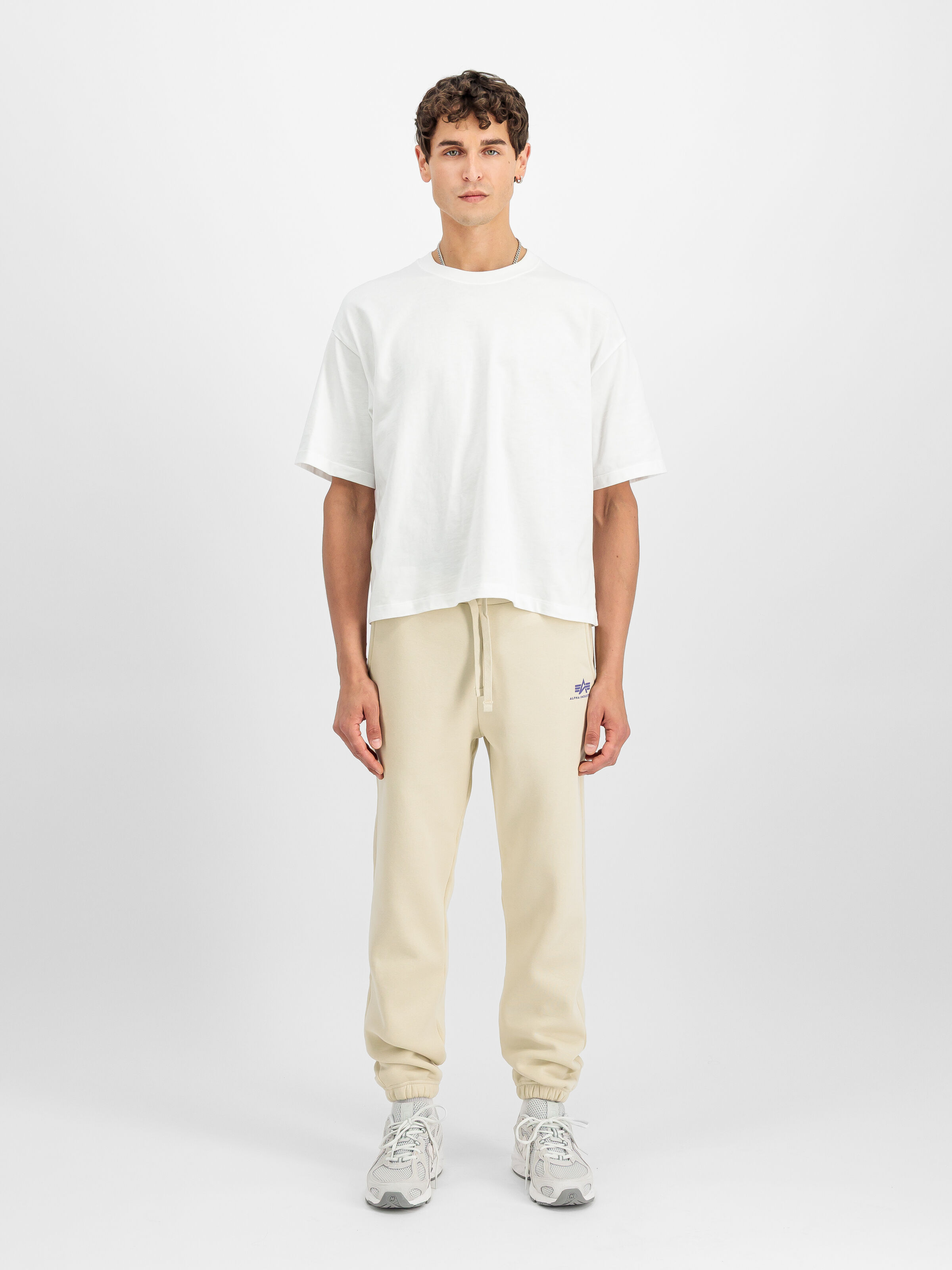 Basic Small Logo II Jogger vintage white 156370_300_2_model_00001_190006