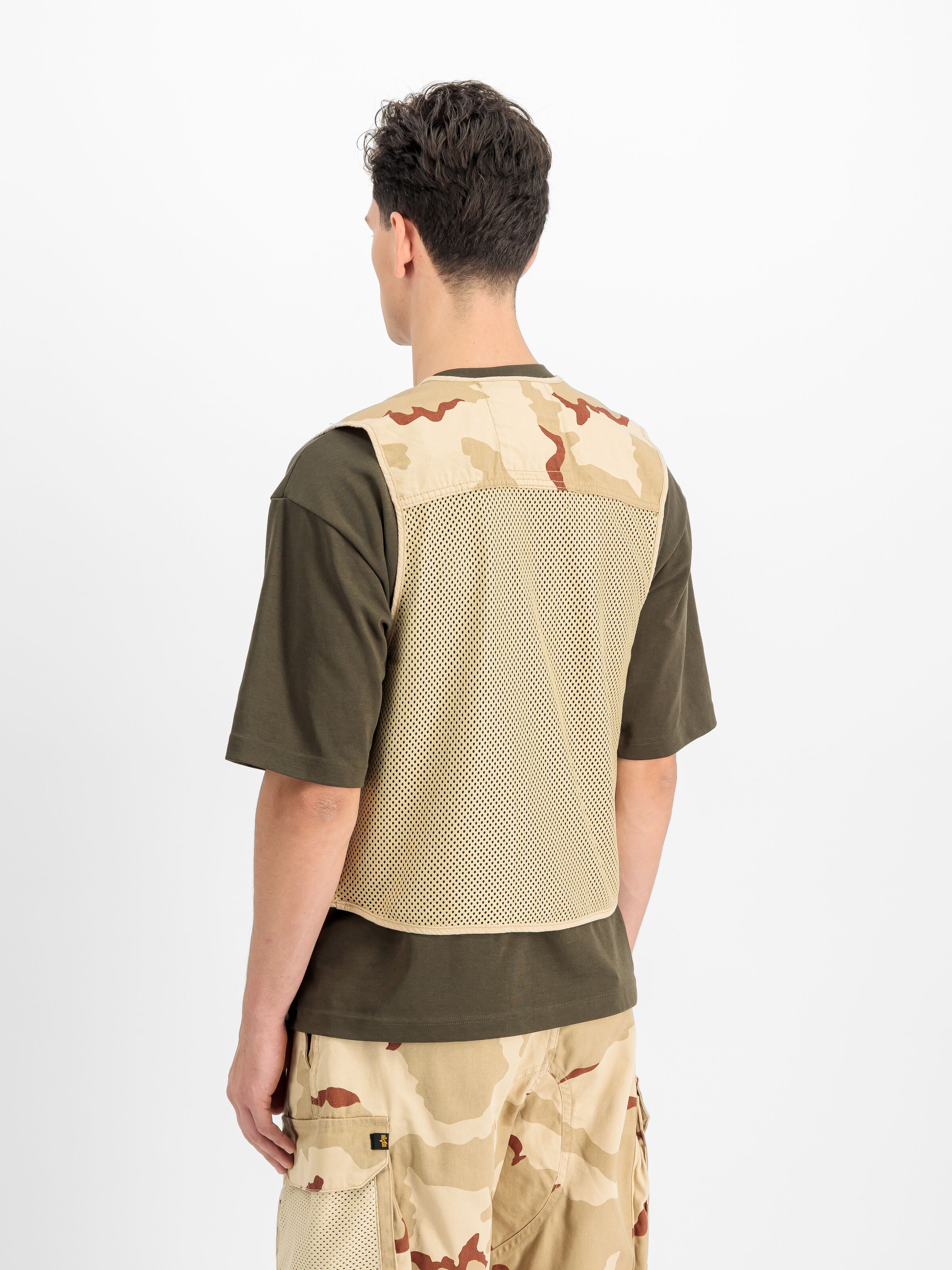 Mesh Utility Camo Vest desert camo 91 266109C_99_2_model_00003_223737