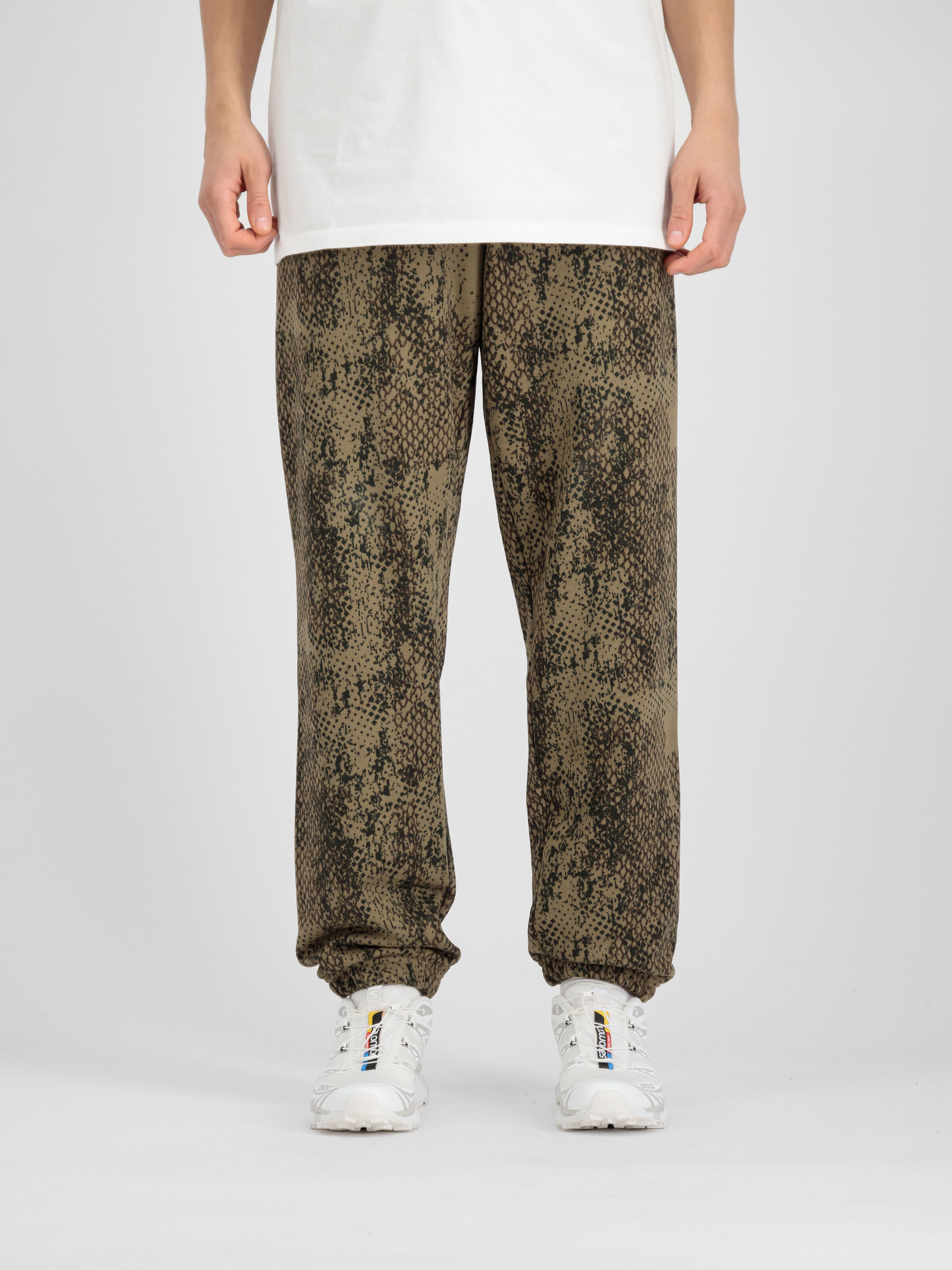 Alpha Essentials Rubber Logo Camo Jogger lizard camo 146364C_718_2_model_00003_133919