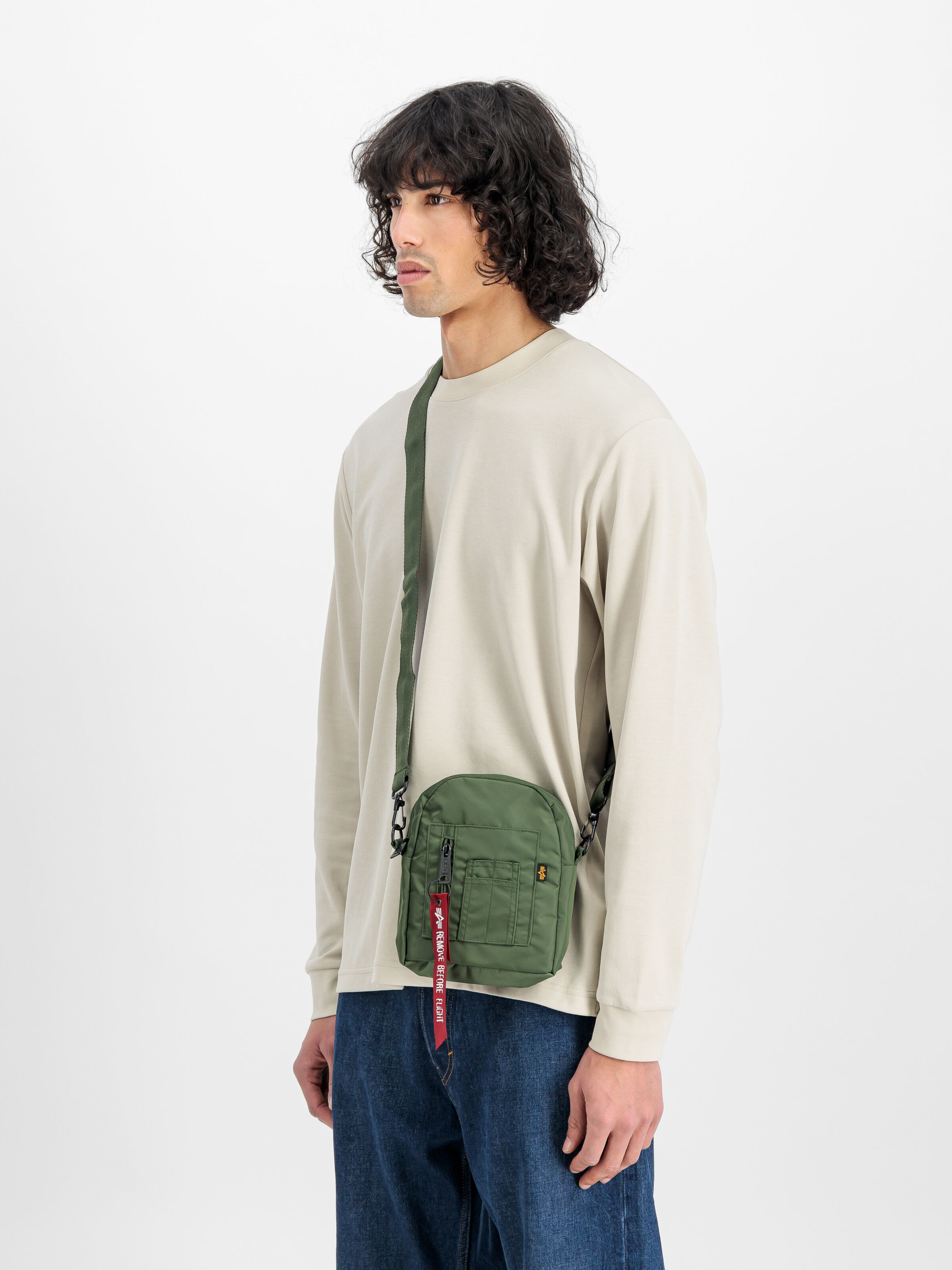 Crew Carry Bag sage-green 196924_01_2_model_00001_127493