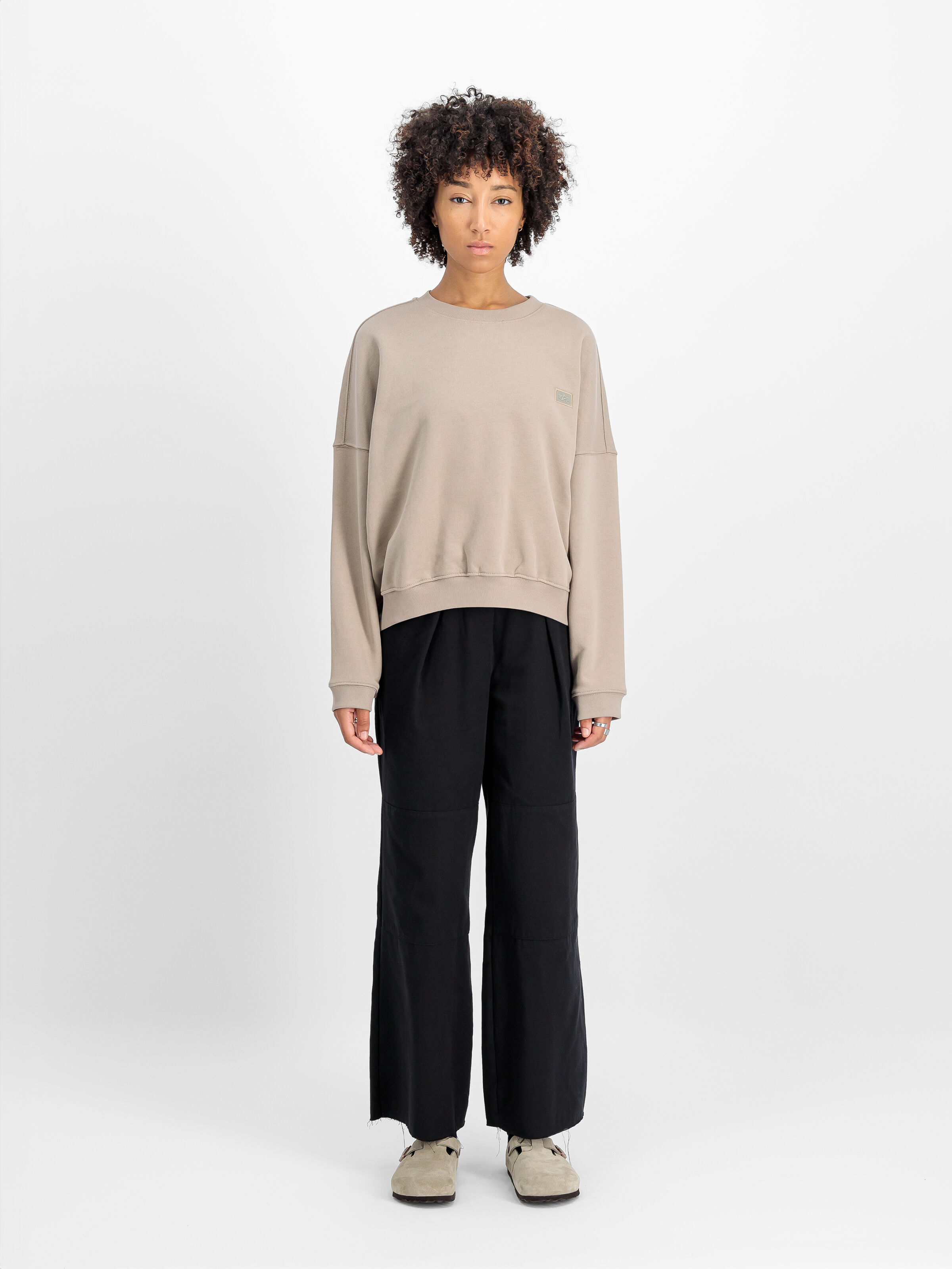 Alpha Essentials Rubber Logo Sweatshirt Women vintage sand 146030_679_2_model_00001_110285