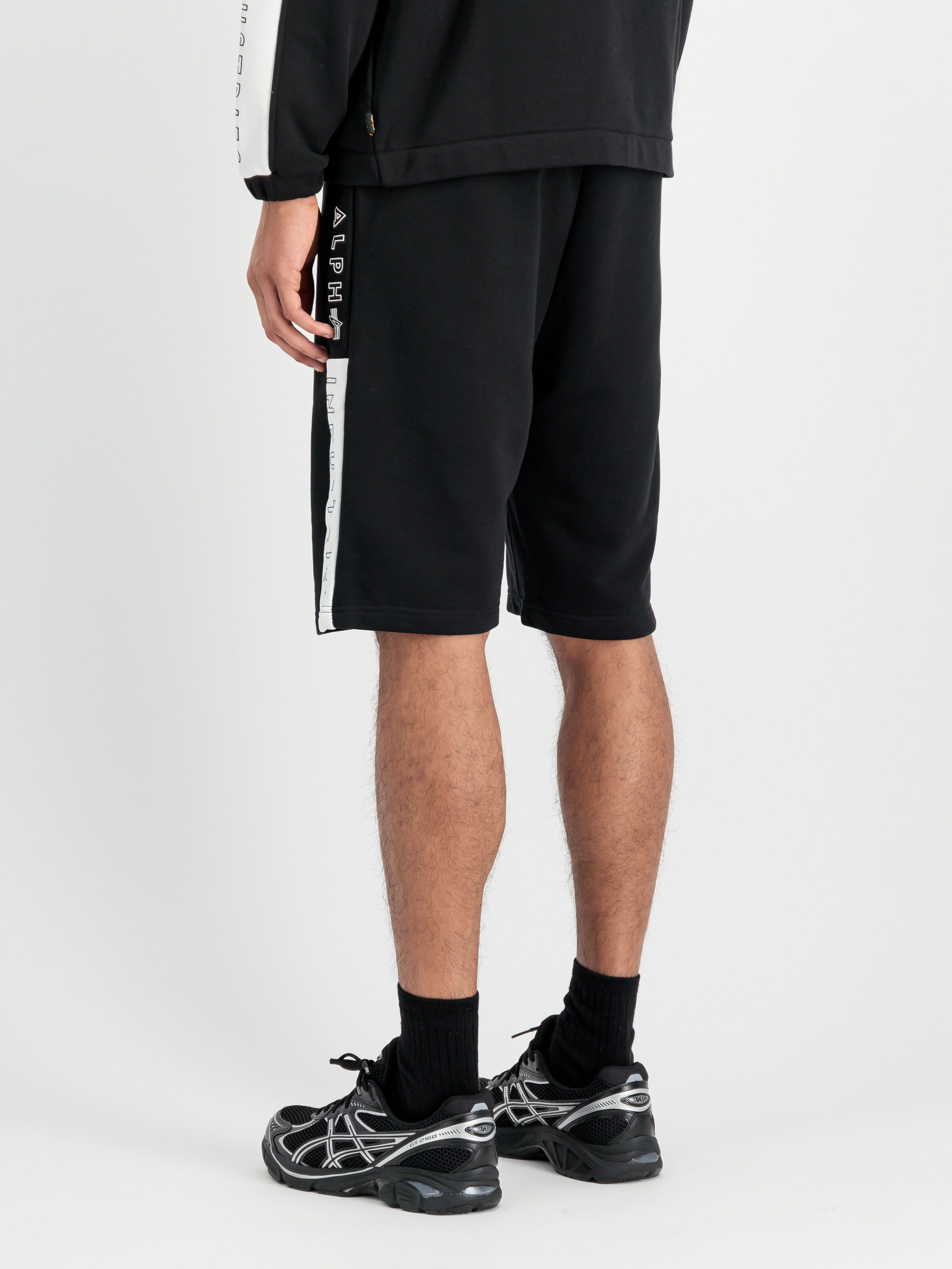 Track Alpha Short black 156383_03_2_model_00003_152398