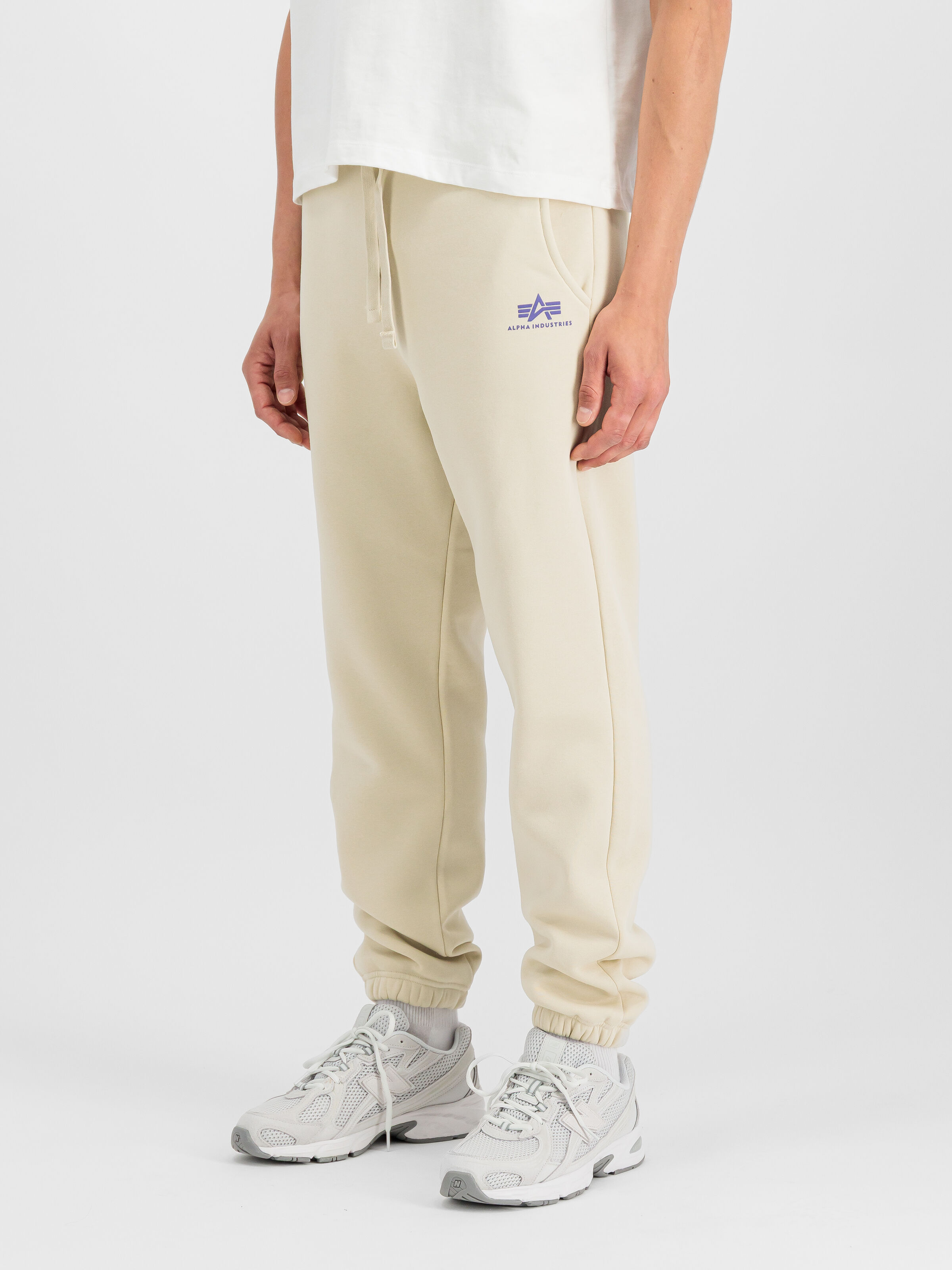 Basic Small Logo II Jogger vintage white 156370_300_2_model_00002_190004.jpg