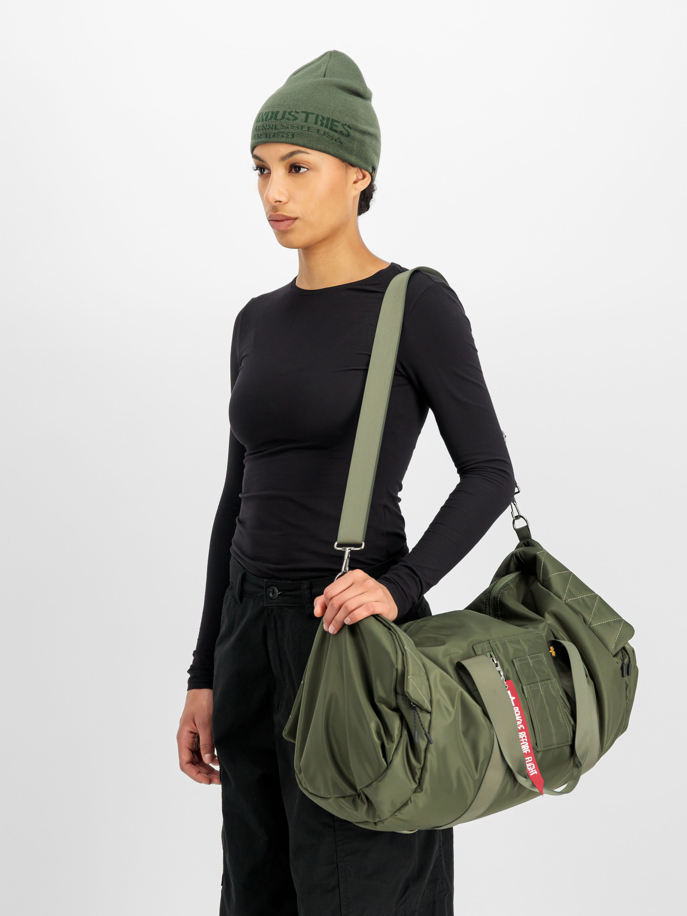 MA-1 Gym Bag sage-green 268907_01_2_model_00001_230573