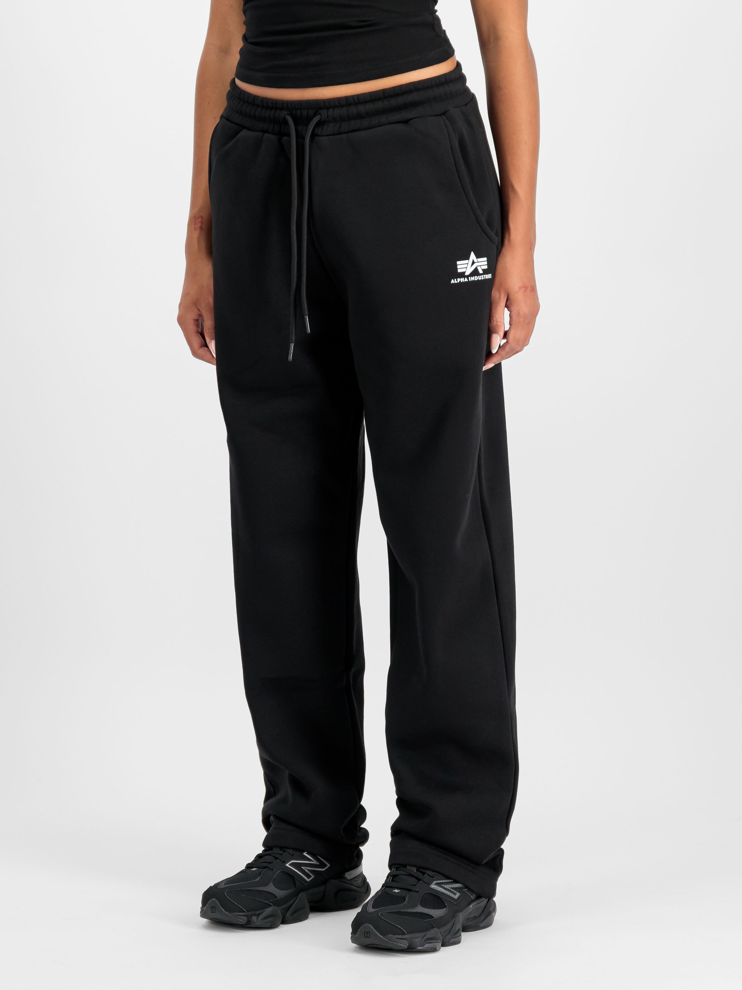 Basic Small Logo Jogger Women black 258050_03_2_model_00002_192212.jpg